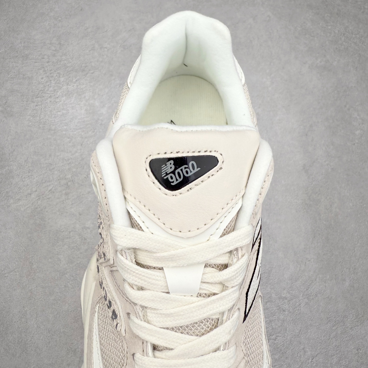 图片[5]-New Balance NB9060 复古运动鞋 新百伦又带来了新鞋型 并且是与芝加哥街头品牌 Joe Freshgoods 的联名款 鞋身主体采用了类似 990 系列的设计风格 与传统复古慢跑鞋区别不大 最大的变化就是鞋底部分 在传统设计的中底外层 增加了多个分区的模块 圆润的线条设计与我们熟悉的 New Balance 风格截然不同 但与同样充满弧形线条的鞋面搭配 看起来毫无违和感 尺码：36-45-选品中心