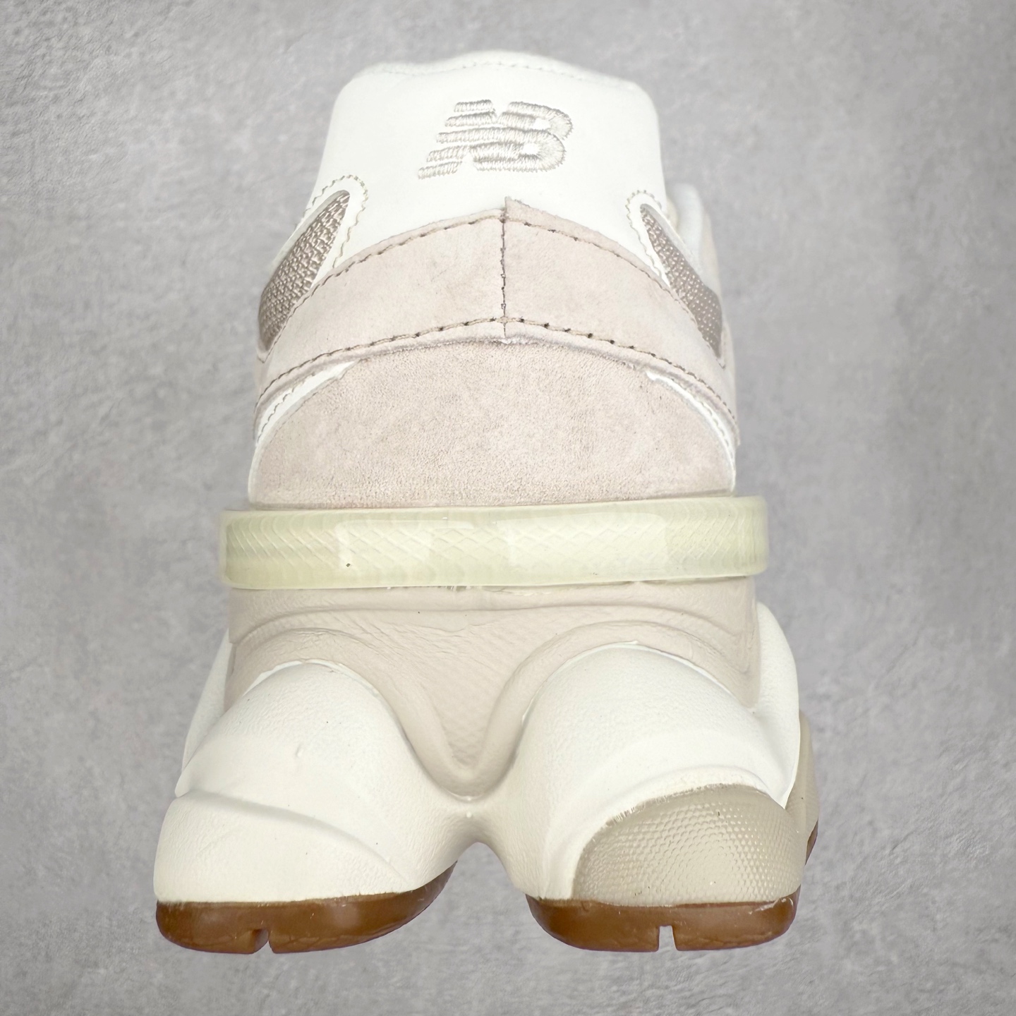 图片[8]-New Balance NB9060 复古运动鞋 新百伦又带来了新鞋型 并且是与芝加哥街头品牌 Joe Freshgoods 的联名款 鞋身主体采用了类似 990 系列的设计风格 与传统复古慢跑鞋区别不大 最大的变化就是鞋底部分 在传统设计的中底外层 增加了多个分区的模块 圆润的线条设计与我们熟悉的 New Balance 风格截然不同 但与同样充满弧形线条的鞋面搭配 看起来毫无违和感 尺码：36-45-选品中心