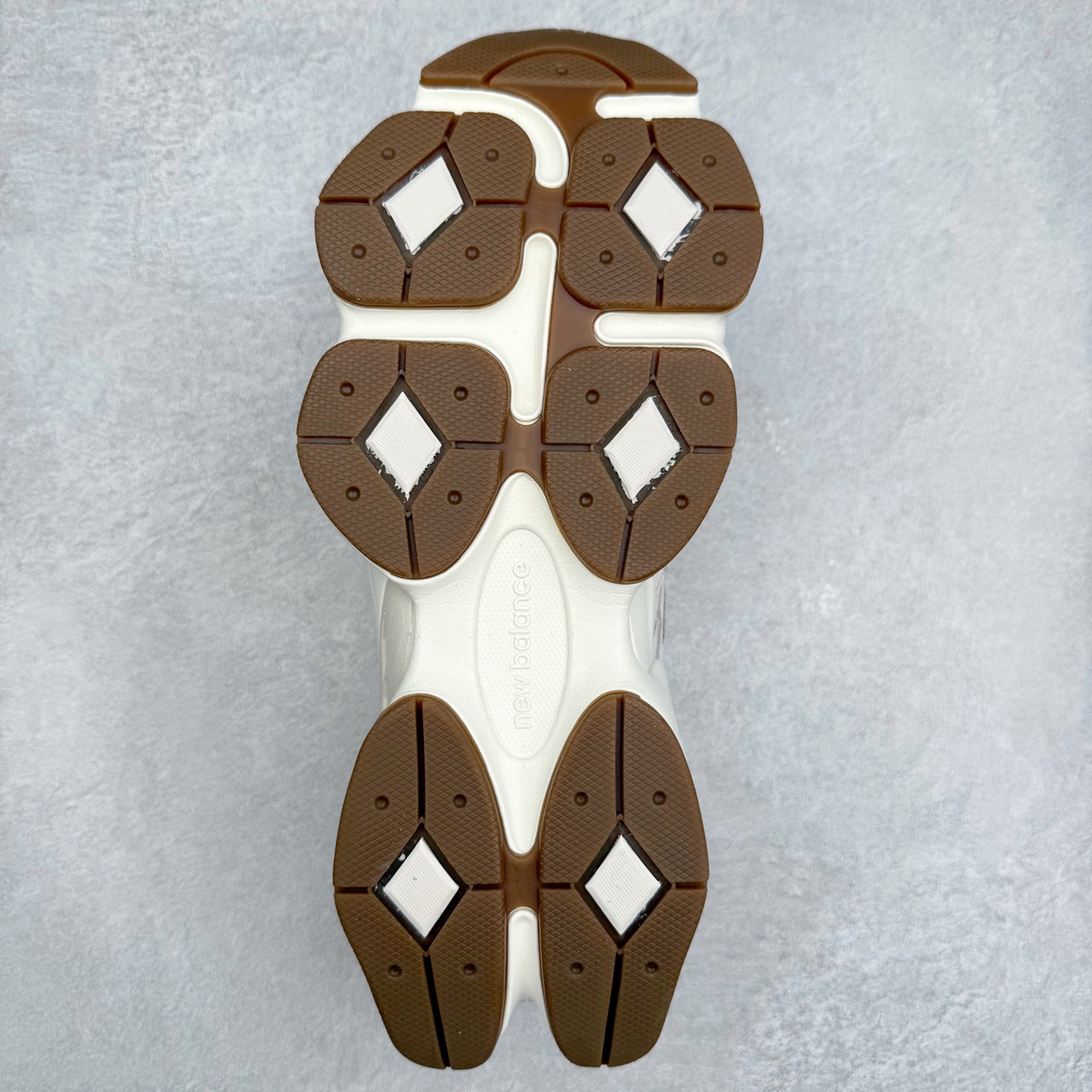 图片[9]-New Balance NB9060 复古运动鞋 新百伦又带来了新鞋型 并且是与芝加哥街头品牌 Joe Freshgoods 的联名款 鞋身主体采用了类似 990 系列的设计风格 与传统复古慢跑鞋区别不大 最大的变化就是鞋底部分 在传统设计的中底外层 增加了多个分区的模块 圆润的线条设计与我们熟悉的 New Balance 风格截然不同 但与同样充满弧形线条的鞋面搭配 看起来毫无违和感 尺码：36-45-选品中心