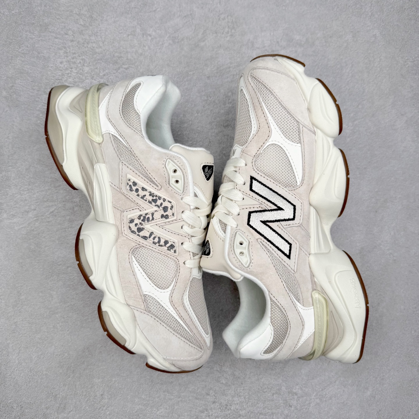 图片[3]-New Balance NB9060 复古运动鞋 新百伦又带来了新鞋型 并且是与芝加哥街头品牌 Joe Freshgoods 的联名款 鞋身主体采用了类似 990 系列的设计风格 与传统复古慢跑鞋区别不大 最大的变化就是鞋底部分 在传统设计的中底外层 增加了多个分区的模块 圆润的线条设计与我们熟悉的 New Balance 风格截然不同 但与同样充满弧形线条的鞋面搭配 看起来毫无违和感 尺码：36-45-选品中心