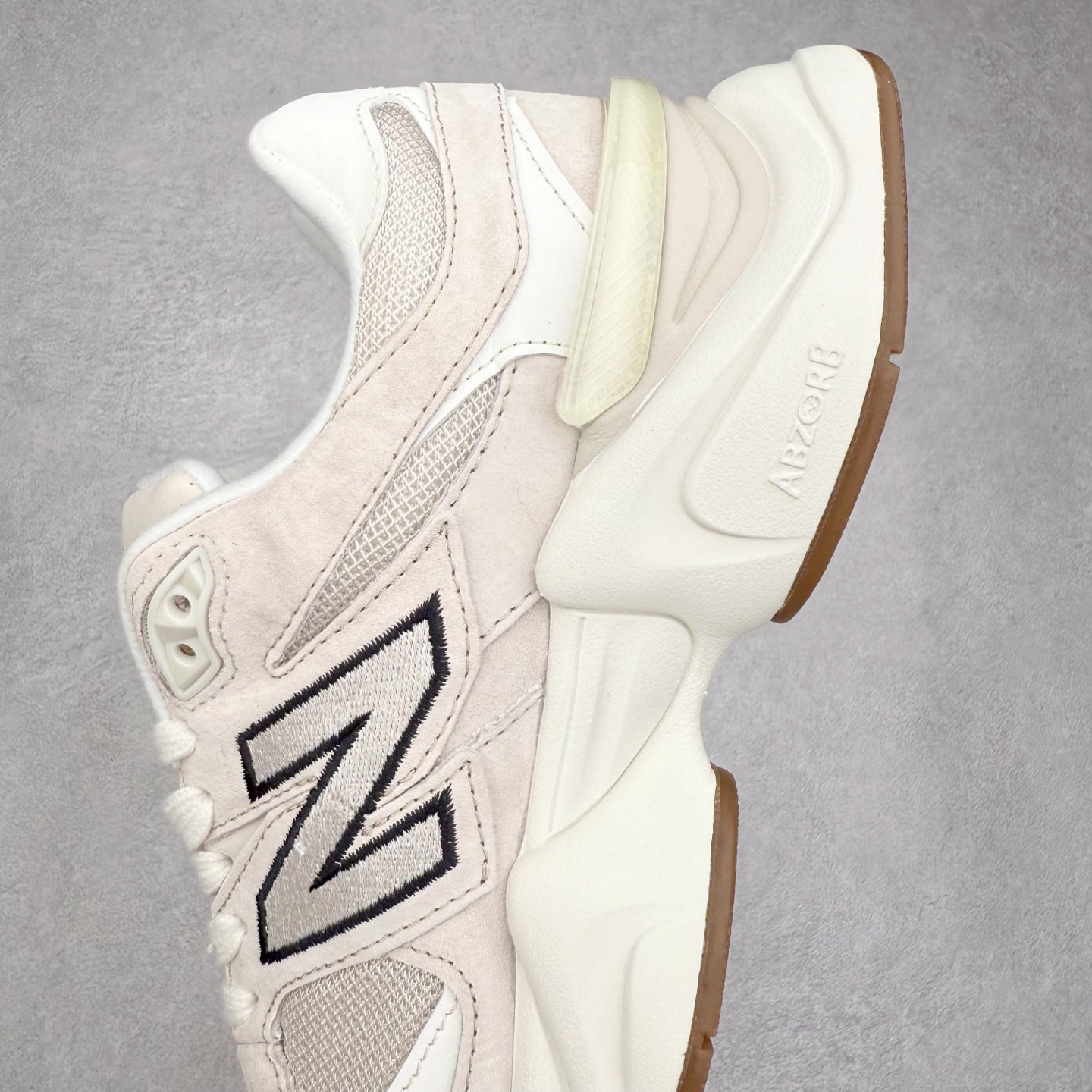 图片[7]-New Balance NB9060 复古运动鞋 新百伦又带来了新鞋型 并且是与芝加哥街头品牌 Joe Freshgoods 的联名款 鞋身主体采用了类似 990 系列的设计风格 与传统复古慢跑鞋区别不大 最大的变化就是鞋底部分 在传统设计的中底外层 增加了多个分区的模块 圆润的线条设计与我们熟悉的 New Balance 风格截然不同 但与同样充满弧形线条的鞋面搭配 看起来毫无违和感 尺码：36-45-选品中心