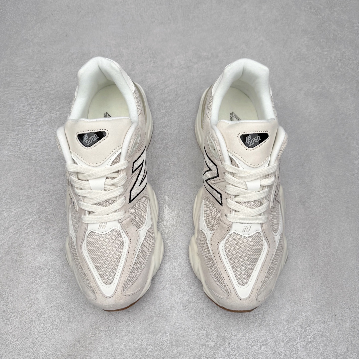 图片[2]-New Balance NB9060 复古运动鞋 新百伦又带来了新鞋型 并且是与芝加哥街头品牌 Joe Freshgoods 的联名款 鞋身主体采用了类似 990 系列的设计风格 与传统复古慢跑鞋区别不大 最大的变化就是鞋底部分 在传统设计的中底外层 增加了多个分区的模块 圆润的线条设计与我们熟悉的 New Balance 风格截然不同 但与同样充满弧形线条的鞋面搭配 看起来毫无违和感 尺码：36-45-选品中心