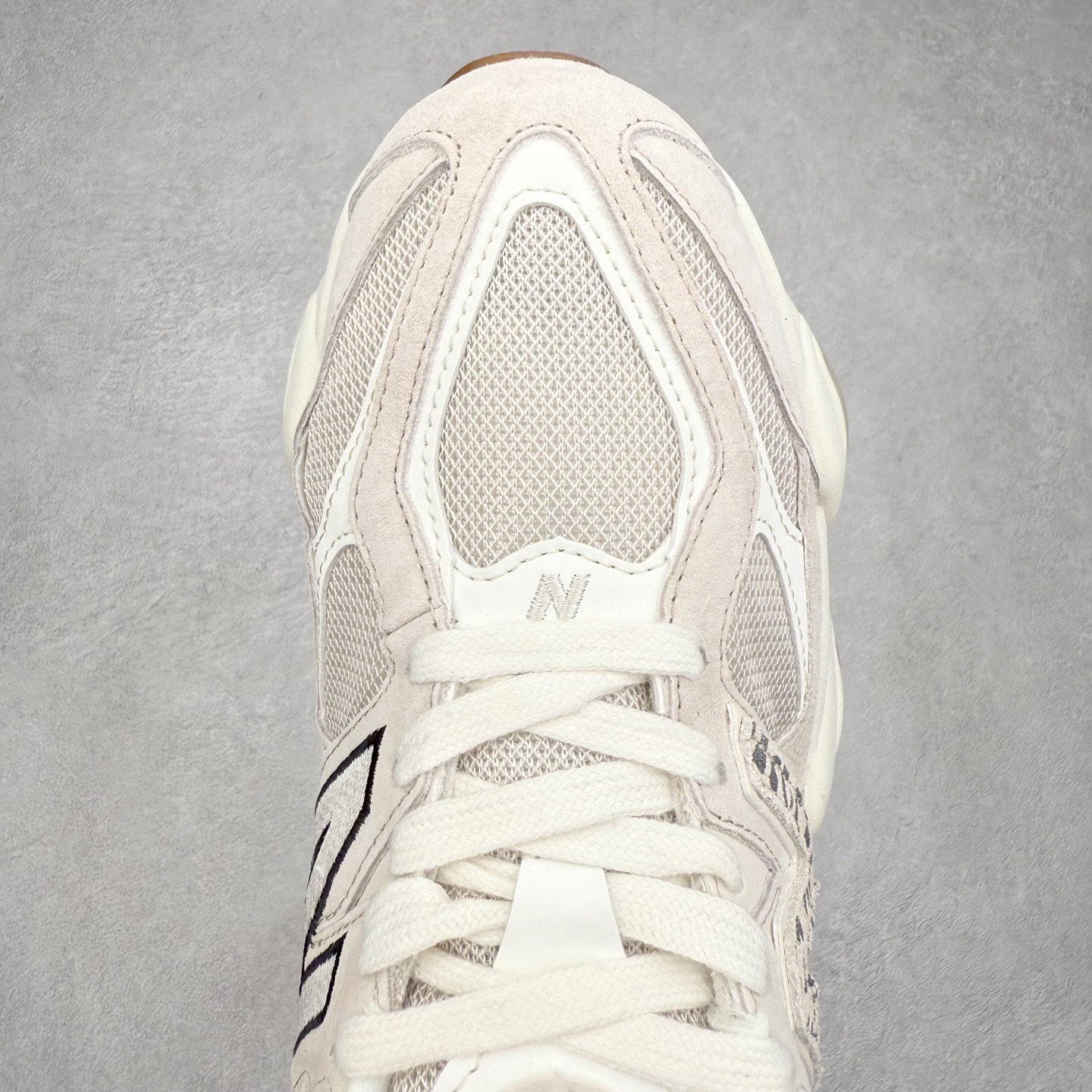 图片[4]-New Balance NB9060 复古运动鞋 新百伦又带来了新鞋型 并且是与芝加哥街头品牌 Joe Freshgoods 的联名款 鞋身主体采用了类似 990 系列的设计风格 与传统复古慢跑鞋区别不大 最大的变化就是鞋底部分 在传统设计的中底外层 增加了多个分区的模块 圆润的线条设计与我们熟悉的 New Balance 风格截然不同 但与同样充满弧形线条的鞋面搭配 看起来毫无违和感 尺码：36-45-选品中心