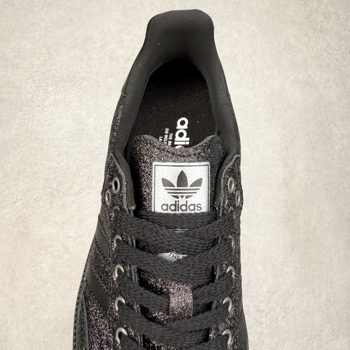 图片[5]-AD Original Samba OG 复古经典轻便板鞋 KI6265 口碑大厂出品 品控大底版型不断改良更新 全套原纸板楦头开发 确保原汁原味 完美呈现桑巴版型 一比一鞋头弧度高度鞋身弧度 此版本只针对中端市场 皮料材质有所更替 其他数据细节工艺流程均保持一致 绝不口嗨 细节品控鞋型随意对比 正确烫金高频细节 原装纳米超迁皮料 独家私模橡胶大底 原盒原配 这款桑巴鞋展示了高质量的工艺 带有装饰的超锁缝制和无缝的手感 柔软、柔软的皮革造型和标志性的3条纹完成了精致的外观 正规合身鞋带 鞋面上有绒面鞋垫 橡胶鞋底 享受正畸套筒软感 自50年代首次亮相以来就一直在赢得粉丝的青睐 尺码：35.5 36 36.5 37.5 38 38.5 39 40 40.5 41 42 42.5 43 44 44.5 45-选品中心