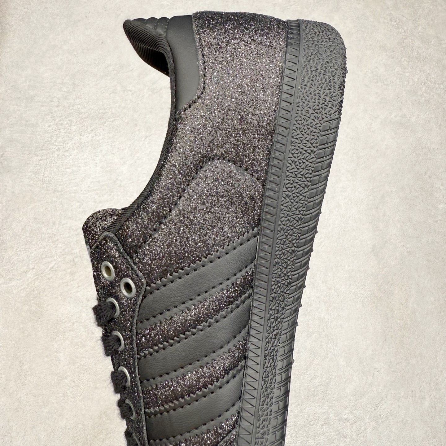 图片[7]-AD Original Samba OG 复古经典轻便板鞋 KI6265 口碑大厂出品 品控大底版型不断改良更新 全套原纸板楦头开发 确保原汁原味 完美呈现桑巴版型 一比一鞋头弧度高度鞋身弧度 此版本只针对中端市场 皮料材质有所更替 其他数据细节工艺流程均保持一致 绝不口嗨 细节品控鞋型随意对比 正确烫金高频细节 原装纳米超迁皮料 独家私模橡胶大底 原盒原配 这款桑巴鞋展示了高质量的工艺 带有装饰的超锁缝制和无缝的手感 柔软、柔软的皮革造型和标志性的3条纹完成了精致的外观 正规合身鞋带 鞋面上有绒面鞋垫 橡胶鞋底 享受正畸套筒软感 自50年代首次亮相以来就一直在赢得粉丝的青睐 尺码：35.5 36 36.5 37.5 38 38.5 39 40 40.5 41 42 42.5 43 44 44.5 45-选品中心