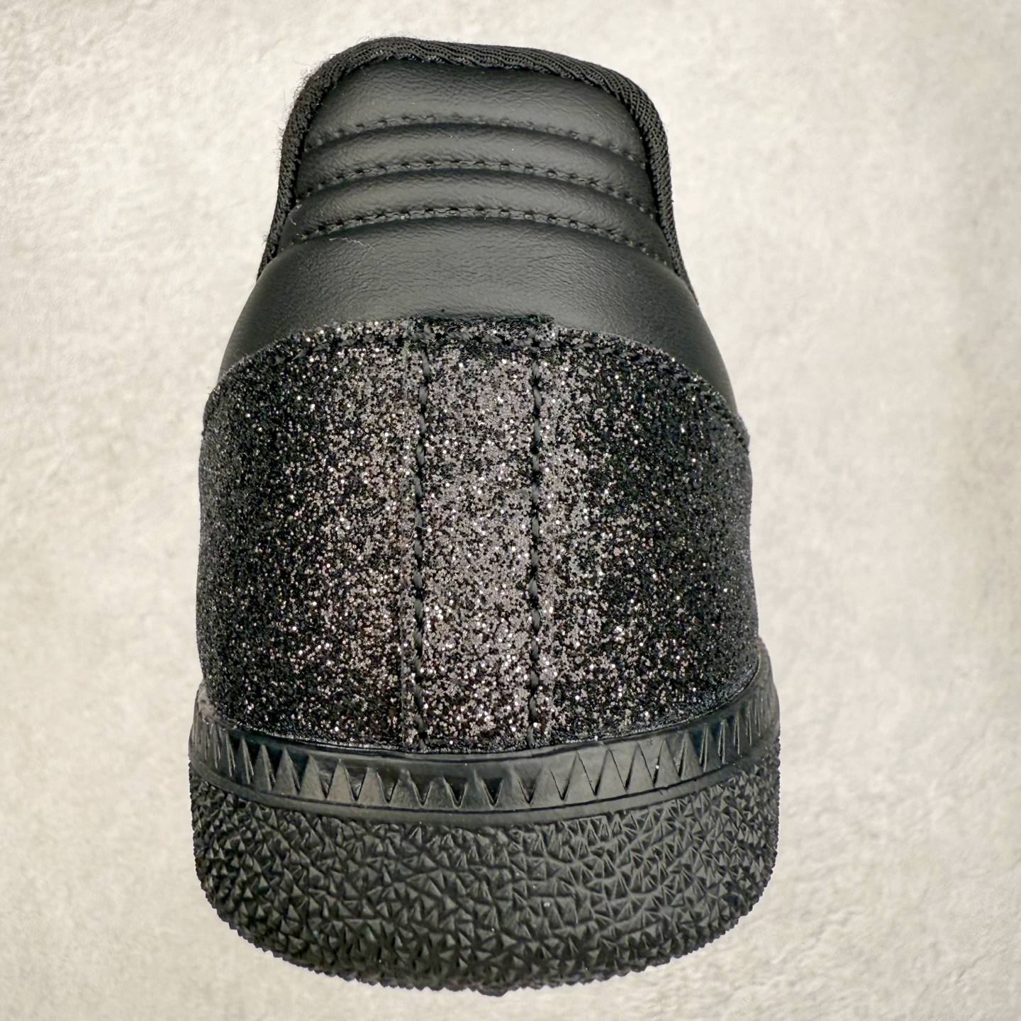 图片[8]-AD Original Samba OG 复古经典轻便板鞋 KI6265 口碑大厂出品 品控大底版型不断改良更新 全套原纸板楦头开发 确保原汁原味 完美呈现桑巴版型 一比一鞋头弧度高度鞋身弧度 此版本只针对中端市场 皮料材质有所更替 其他数据细节工艺流程均保持一致 绝不口嗨 细节品控鞋型随意对比 正确烫金高频细节 原装纳米超迁皮料 独家私模橡胶大底 原盒原配 这款桑巴鞋展示了高质量的工艺 带有装饰的超锁缝制和无缝的手感 柔软、柔软的皮革造型和标志性的3条纹完成了精致的外观 正规合身鞋带 鞋面上有绒面鞋垫 橡胶鞋底 享受正畸套筒软感 自50年代首次亮相以来就一直在赢得粉丝的青睐 尺码：35.5 36 36.5 37.5 38 38.5 39 40 40.5 41 42 42.5 43 44 44.5 45-选品中心