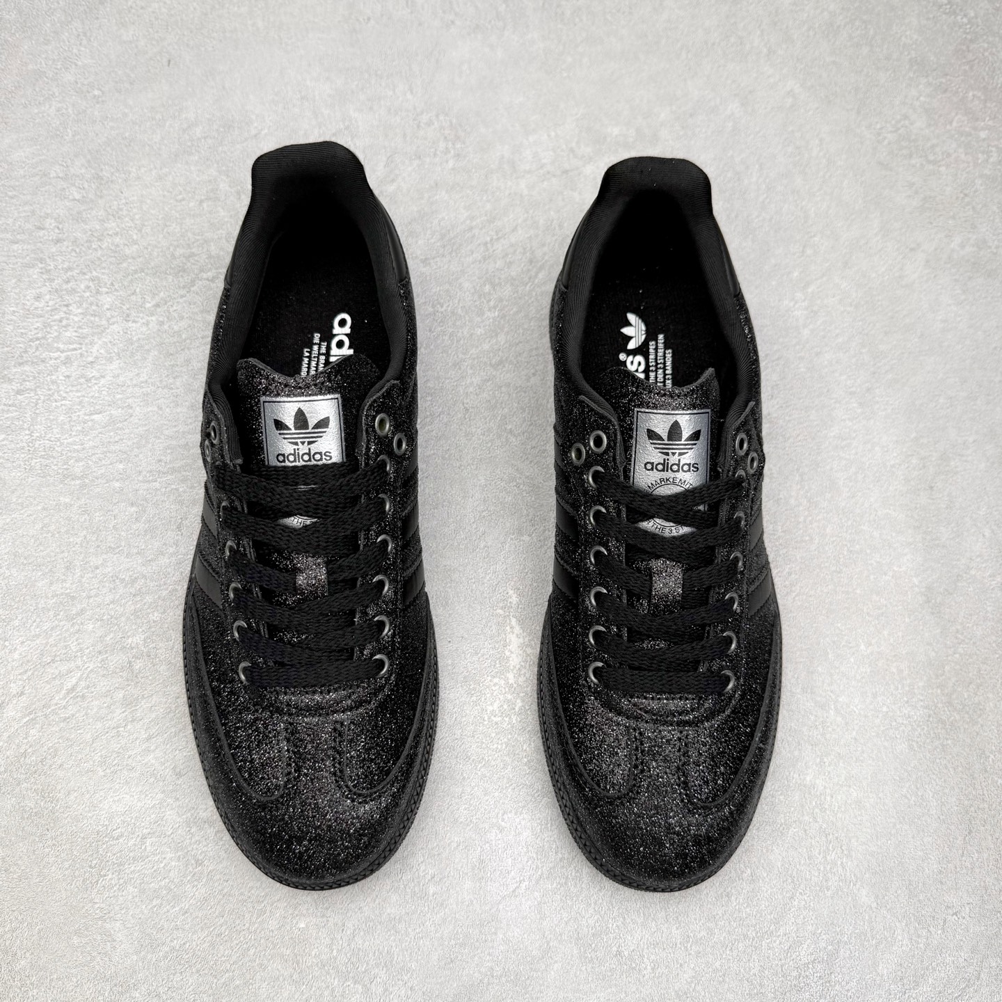 图片[2]-AD Original Samba OG 复古经典轻便板鞋 KI6265 口碑大厂出品 品控大底版型不断改良更新 全套原纸板楦头开发 确保原汁原味 完美呈现桑巴版型 一比一鞋头弧度高度鞋身弧度 此版本只针对中端市场 皮料材质有所更替 其他数据细节工艺流程均保持一致 绝不口嗨 细节品控鞋型随意对比 正确烫金高频细节 原装纳米超迁皮料 独家私模橡胶大底 原盒原配 这款桑巴鞋展示了高质量的工艺 带有装饰的超锁缝制和无缝的手感 柔软、柔软的皮革造型和标志性的3条纹完成了精致的外观 正规合身鞋带 鞋面上有绒面鞋垫 橡胶鞋底 享受正畸套筒软感 自50年代首次亮相以来就一直在赢得粉丝的青睐 尺码：35.5 36 36.5 37.5 38 38.5 39 40 40.5 41 42 42.5 43 44 44.5 45-选品中心