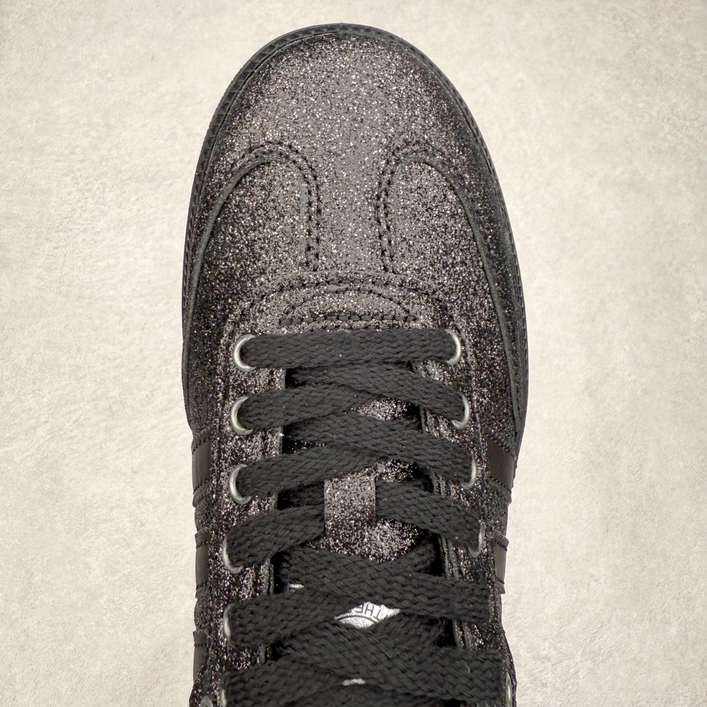 图片[4]-AD Original Samba OG 复古经典轻便板鞋 KI6265 口碑大厂出品 品控大底版型不断改良更新 全套原纸板楦头开发 确保原汁原味 完美呈现桑巴版型 一比一鞋头弧度高度鞋身弧度 此版本只针对中端市场 皮料材质有所更替 其他数据细节工艺流程均保持一致 绝不口嗨 细节品控鞋型随意对比 正确烫金高频细节 原装纳米超迁皮料 独家私模橡胶大底 原盒原配 这款桑巴鞋展示了高质量的工艺 带有装饰的超锁缝制和无缝的手感 柔软、柔软的皮革造型和标志性的3条纹完成了精致的外观 正规合身鞋带 鞋面上有绒面鞋垫 橡胶鞋底 享受正畸套筒软感 自50年代首次亮相以来就一直在赢得粉丝的青睐 尺码：35.5 36 36.5 37.5 38 38.5 39 40 40.5 41 42 42.5 43 44 44.5 45-选品中心