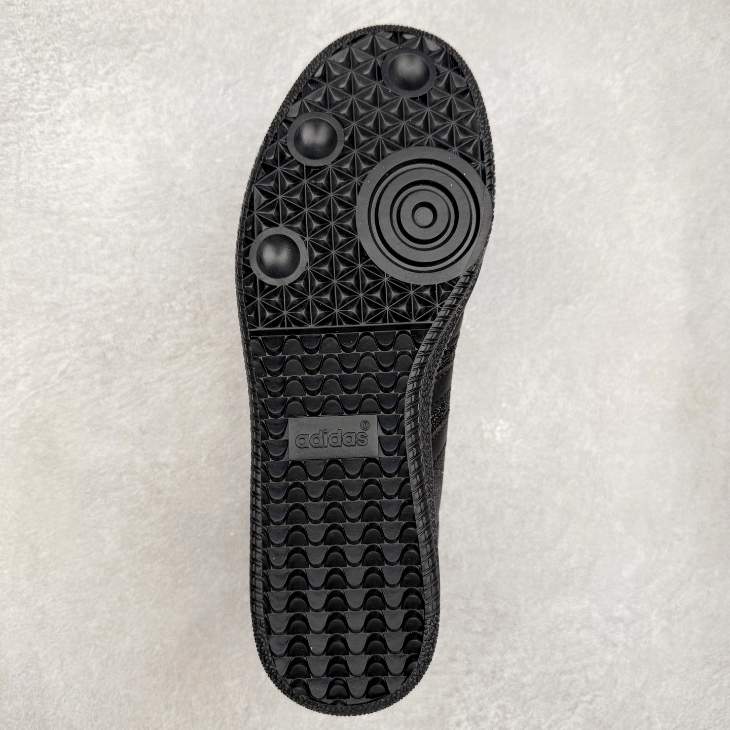 图片[9]-AD Original Samba OG 复古经典轻便板鞋 KI6265 口碑大厂出品 品控大底版型不断改良更新 全套原纸板楦头开发 确保原汁原味 完美呈现桑巴版型 一比一鞋头弧度高度鞋身弧度 此版本只针对中端市场 皮料材质有所更替 其他数据细节工艺流程均保持一致 绝不口嗨 细节品控鞋型随意对比 正确烫金高频细节 原装纳米超迁皮料 独家私模橡胶大底 原盒原配 这款桑巴鞋展示了高质量的工艺 带有装饰的超锁缝制和无缝的手感 柔软、柔软的皮革造型和标志性的3条纹完成了精致的外观 正规合身鞋带 鞋面上有绒面鞋垫 橡胶鞋底 享受正畸套筒软感 自50年代首次亮相以来就一直在赢得粉丝的青睐 尺码：35.5 36 36.5 37.5 38 38.5 39 40 40.5 41 42 42.5 43 44 44.5 45-选品中心