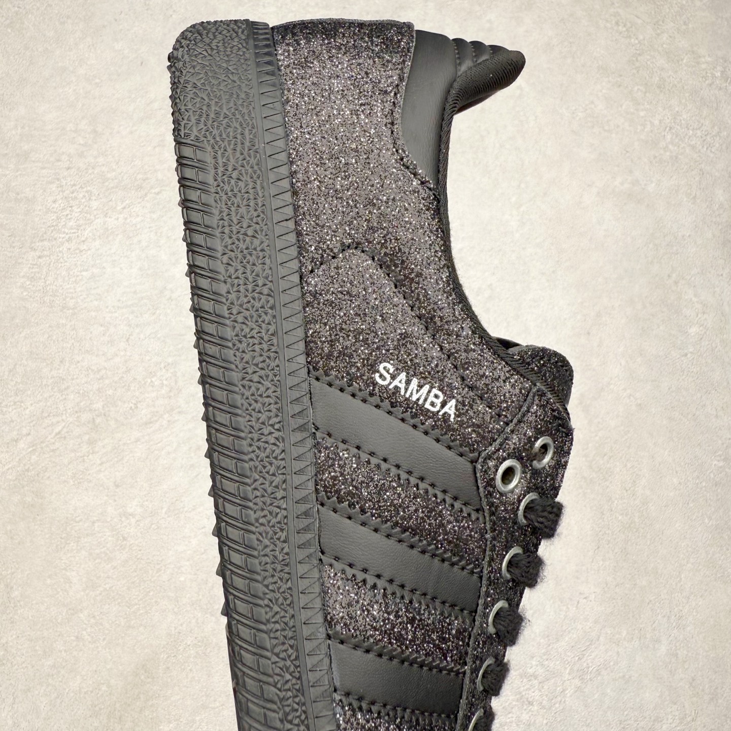 图片[6]-AD Original Samba OG 复古经典轻便板鞋 KI6265 口碑大厂出品 品控大底版型不断改良更新 全套原纸板楦头开发 确保原汁原味 完美呈现桑巴版型 一比一鞋头弧度高度鞋身弧度 此版本只针对中端市场 皮料材质有所更替 其他数据细节工艺流程均保持一致 绝不口嗨 细节品控鞋型随意对比 正确烫金高频细节 原装纳米超迁皮料 独家私模橡胶大底 原盒原配 这款桑巴鞋展示了高质量的工艺 带有装饰的超锁缝制和无缝的手感 柔软、柔软的皮革造型和标志性的3条纹完成了精致的外观 正规合身鞋带 鞋面上有绒面鞋垫 橡胶鞋底 享受正畸套筒软感 自50年代首次亮相以来就一直在赢得粉丝的青睐 尺码：35.5 36 36.5 37.5 38 38.5 39 40 40.5 41 42 42.5 43 44 44.5 45-选品中心