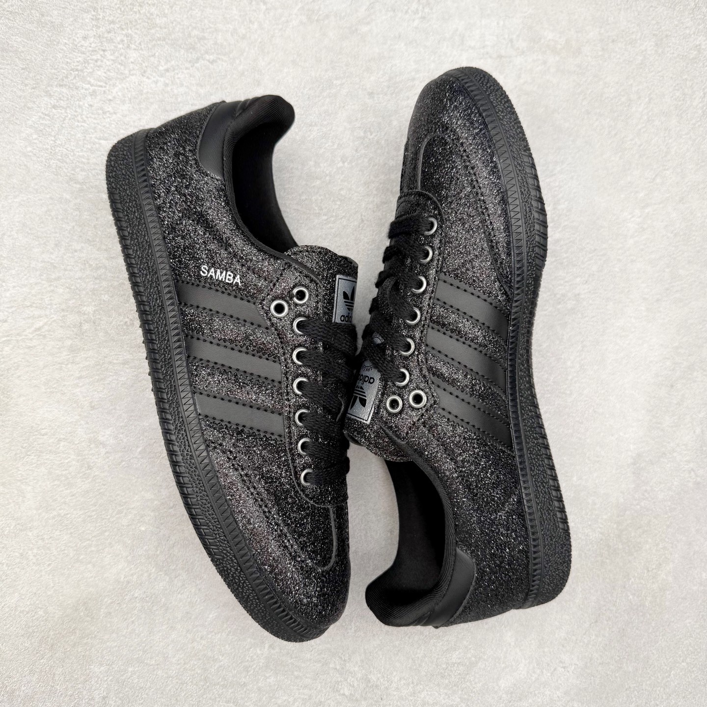 图片[3]-AD Original Samba OG 复古经典轻便板鞋 KI6265 口碑大厂出品 品控大底版型不断改良更新 全套原纸板楦头开发 确保原汁原味 完美呈现桑巴版型 一比一鞋头弧度高度鞋身弧度 此版本只针对中端市场 皮料材质有所更替 其他数据细节工艺流程均保持一致 绝不口嗨 细节品控鞋型随意对比 正确烫金高频细节 原装纳米超迁皮料 独家私模橡胶大底 原盒原配 这款桑巴鞋展示了高质量的工艺 带有装饰的超锁缝制和无缝的手感 柔软、柔软的皮革造型和标志性的3条纹完成了精致的外观 正规合身鞋带 鞋面上有绒面鞋垫 橡胶鞋底 享受正畸套筒软感 自50年代首次亮相以来就一直在赢得粉丝的青睐 尺码：35.5 36 36.5 37.5 38 38.5 39 40 40.5 41 42 42.5 43 44 44.5 45-选品中心