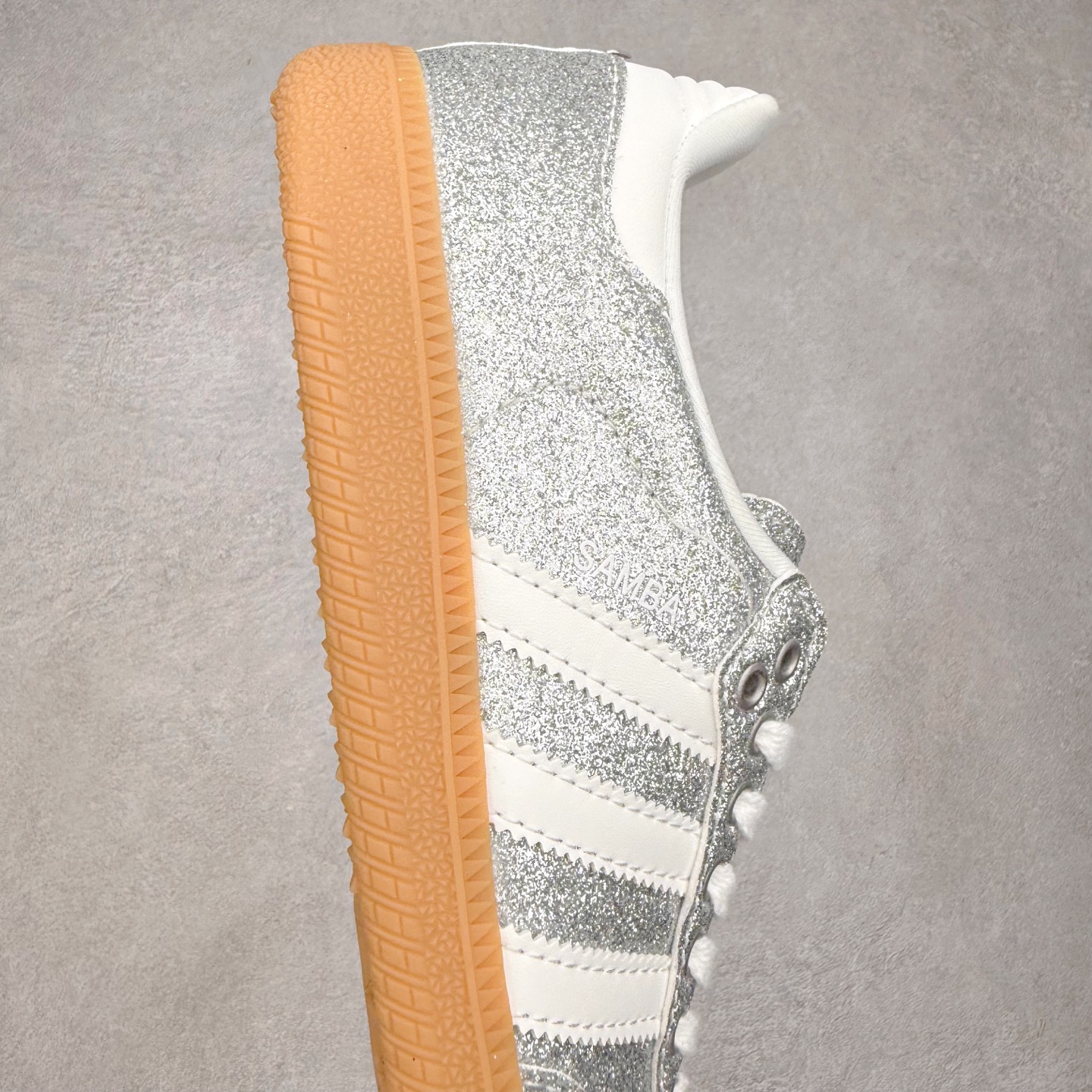 图片[6]-AD Original Samba OG 复古经典轻便板鞋 KI6264 口碑大厂出品 品控大底版型不断改良更新 全套原纸板楦头开发 确保原汁原味 完美呈现桑巴版型 一比一鞋头弧度高度鞋身弧度 此版本只针对中端市场 皮料材质有所更替 其他数据细节工艺流程均保持一致 绝不口嗨 细节品控鞋型随意对比 正确烫金高频细节 原装纳米超迁皮料 独家私模橡胶大底 原盒原配 这款桑巴鞋展示了高质量的工艺 带有装饰的超锁缝制和无缝的手感 柔软、柔软的皮革造型和标志性的3条纹完成了精致的外观 正规合身鞋带 鞋面上有绒面鞋垫 橡胶鞋底 享受正畸套筒软感 自50年代首次亮相以来就一直在赢得粉丝的青睐 尺码：35.5 36 36.5 37.5 38 38.5 39 40 40.5 41 42 42.5 43 44 44.5 45-选品中心