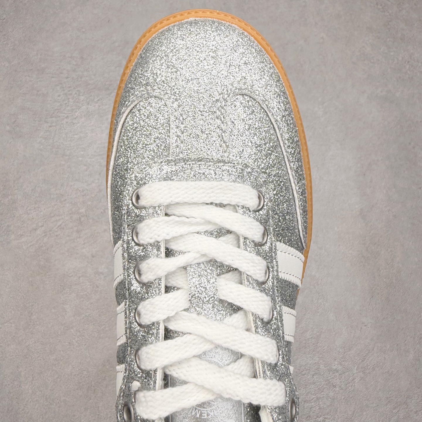 图片[4]-AD Original Samba OG 复古经典轻便板鞋 KI6264 口碑大厂出品 品控大底版型不断改良更新 全套原纸板楦头开发 确保原汁原味 完美呈现桑巴版型 一比一鞋头弧度高度鞋身弧度 此版本只针对中端市场 皮料材质有所更替 其他数据细节工艺流程均保持一致 绝不口嗨 细节品控鞋型随意对比 正确烫金高频细节 原装纳米超迁皮料 独家私模橡胶大底 原盒原配 这款桑巴鞋展示了高质量的工艺 带有装饰的超锁缝制和无缝的手感 柔软、柔软的皮革造型和标志性的3条纹完成了精致的外观 正规合身鞋带 鞋面上有绒面鞋垫 橡胶鞋底 享受正畸套筒软感 自50年代首次亮相以来就一直在赢得粉丝的青睐 尺码：35.5 36 36.5 37.5 38 38.5 39 40 40.5 41 42 42.5 43 44 44.5 45-选品中心