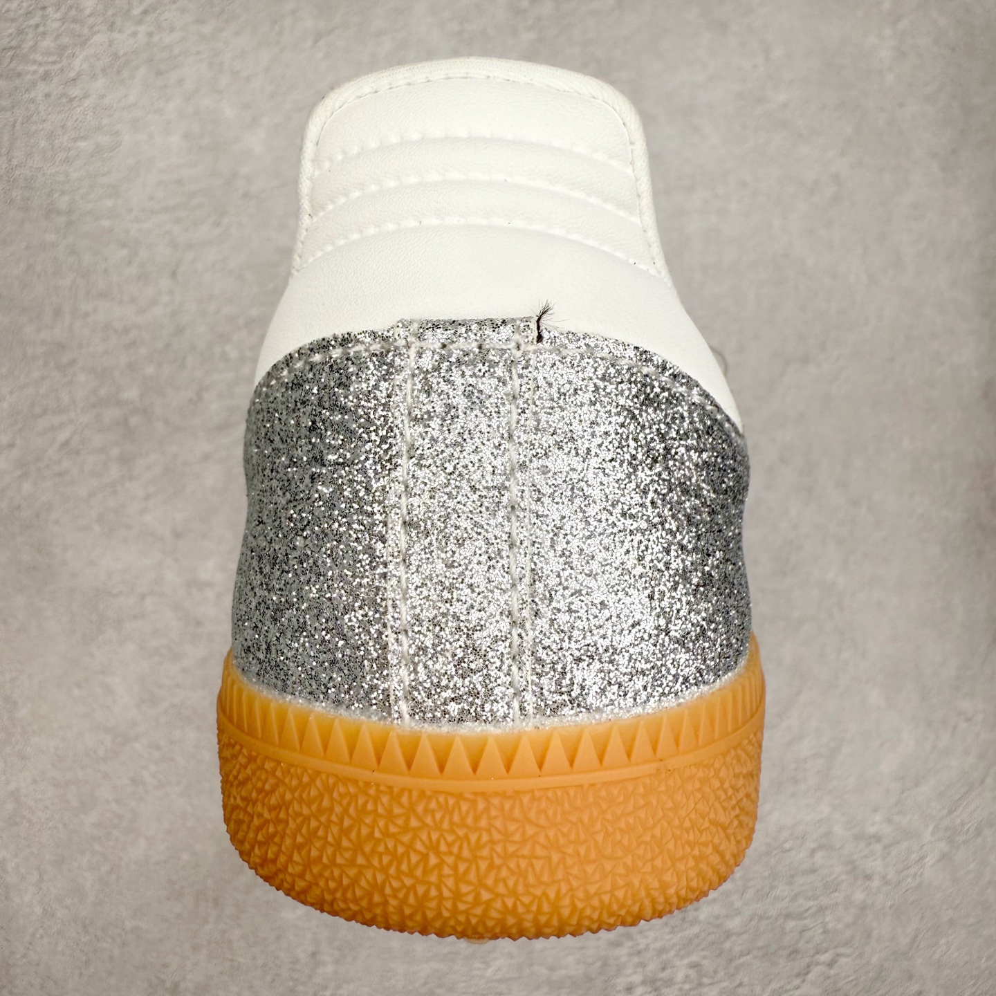 图片[8]-AD Original Samba OG 复古经典轻便板鞋 KI6264 口碑大厂出品 品控大底版型不断改良更新 全套原纸板楦头开发 确保原汁原味 完美呈现桑巴版型 一比一鞋头弧度高度鞋身弧度 此版本只针对中端市场 皮料材质有所更替 其他数据细节工艺流程均保持一致 绝不口嗨 细节品控鞋型随意对比 正确烫金高频细节 原装纳米超迁皮料 独家私模橡胶大底 原盒原配 这款桑巴鞋展示了高质量的工艺 带有装饰的超锁缝制和无缝的手感 柔软、柔软的皮革造型和标志性的3条纹完成了精致的外观 正规合身鞋带 鞋面上有绒面鞋垫 橡胶鞋底 享受正畸套筒软感 自50年代首次亮相以来就一直在赢得粉丝的青睐 尺码：35.5 36 36.5 37.5 38 38.5 39 40 40.5 41 42 42.5 43 44 44.5 45-选品中心