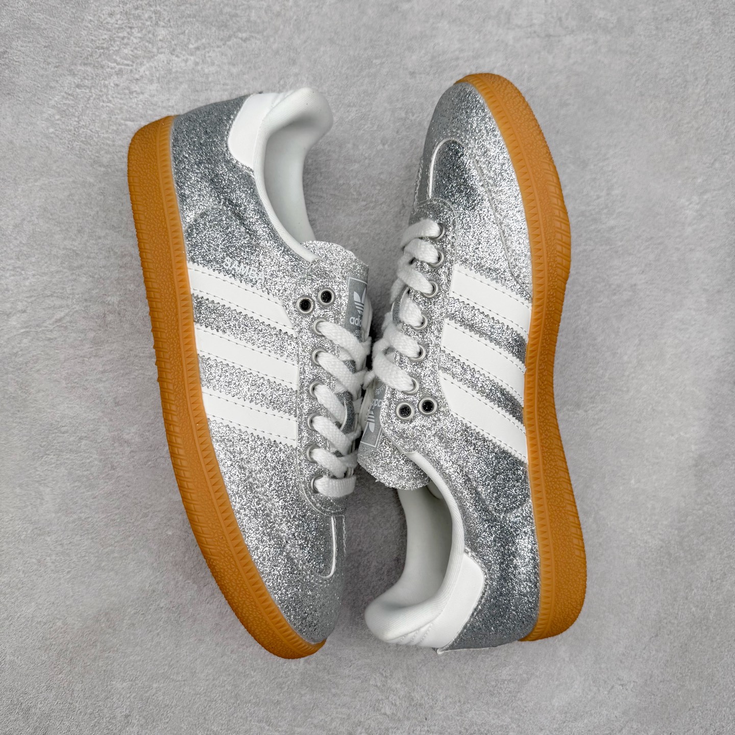 图片[3]-AD Original Samba OG 复古经典轻便板鞋 KI6264 口碑大厂出品 品控大底版型不断改良更新 全套原纸板楦头开发 确保原汁原味 完美呈现桑巴版型 一比一鞋头弧度高度鞋身弧度 此版本只针对中端市场 皮料材质有所更替 其他数据细节工艺流程均保持一致 绝不口嗨 细节品控鞋型随意对比 正确烫金高频细节 原装纳米超迁皮料 独家私模橡胶大底 原盒原配 这款桑巴鞋展示了高质量的工艺 带有装饰的超锁缝制和无缝的手感 柔软、柔软的皮革造型和标志性的3条纹完成了精致的外观 正规合身鞋带 鞋面上有绒面鞋垫 橡胶鞋底 享受正畸套筒软感 自50年代首次亮相以来就一直在赢得粉丝的青睐 尺码：35.5 36 36.5 37.5 38 38.5 39 40 40.5 41 42 42.5 43 44 44.5 45-选品中心