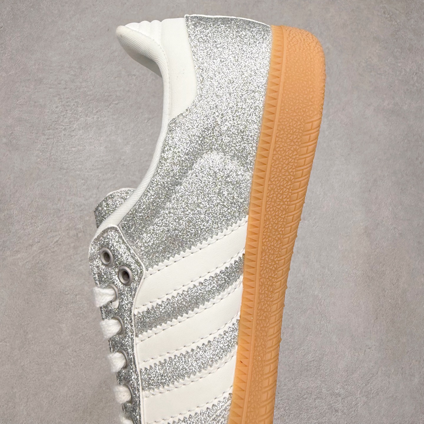 图片[7]-AD Original Samba OG 复古经典轻便板鞋 KI6264 口碑大厂出品 品控大底版型不断改良更新 全套原纸板楦头开发 确保原汁原味 完美呈现桑巴版型 一比一鞋头弧度高度鞋身弧度 此版本只针对中端市场 皮料材质有所更替 其他数据细节工艺流程均保持一致 绝不口嗨 细节品控鞋型随意对比 正确烫金高频细节 原装纳米超迁皮料 独家私模橡胶大底 原盒原配 这款桑巴鞋展示了高质量的工艺 带有装饰的超锁缝制和无缝的手感 柔软、柔软的皮革造型和标志性的3条纹完成了精致的外观 正规合身鞋带 鞋面上有绒面鞋垫 橡胶鞋底 享受正畸套筒软感 自50年代首次亮相以来就一直在赢得粉丝的青睐 尺码：35.5 36 36.5 37.5 38 38.5 39 40 40.5 41 42 42.5 43 44 44.5 45-选品中心