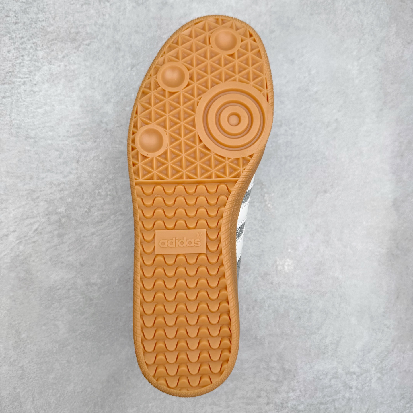 图片[9]-AD Original Samba OG 复古经典轻便板鞋 KI6264 口碑大厂出品 品控大底版型不断改良更新 全套原纸板楦头开发 确保原汁原味 完美呈现桑巴版型 一比一鞋头弧度高度鞋身弧度 此版本只针对中端市场 皮料材质有所更替 其他数据细节工艺流程均保持一致 绝不口嗨 细节品控鞋型随意对比 正确烫金高频细节 原装纳米超迁皮料 独家私模橡胶大底 原盒原配 这款桑巴鞋展示了高质量的工艺 带有装饰的超锁缝制和无缝的手感 柔软、柔软的皮革造型和标志性的3条纹完成了精致的外观 正规合身鞋带 鞋面上有绒面鞋垫 橡胶鞋底 享受正畸套筒软感 自50年代首次亮相以来就一直在赢得粉丝的青睐 尺码：35.5 36 36.5 37.5 38 38.5 39 40 40.5 41 42 42.5 43 44 44.5 45-选品中心