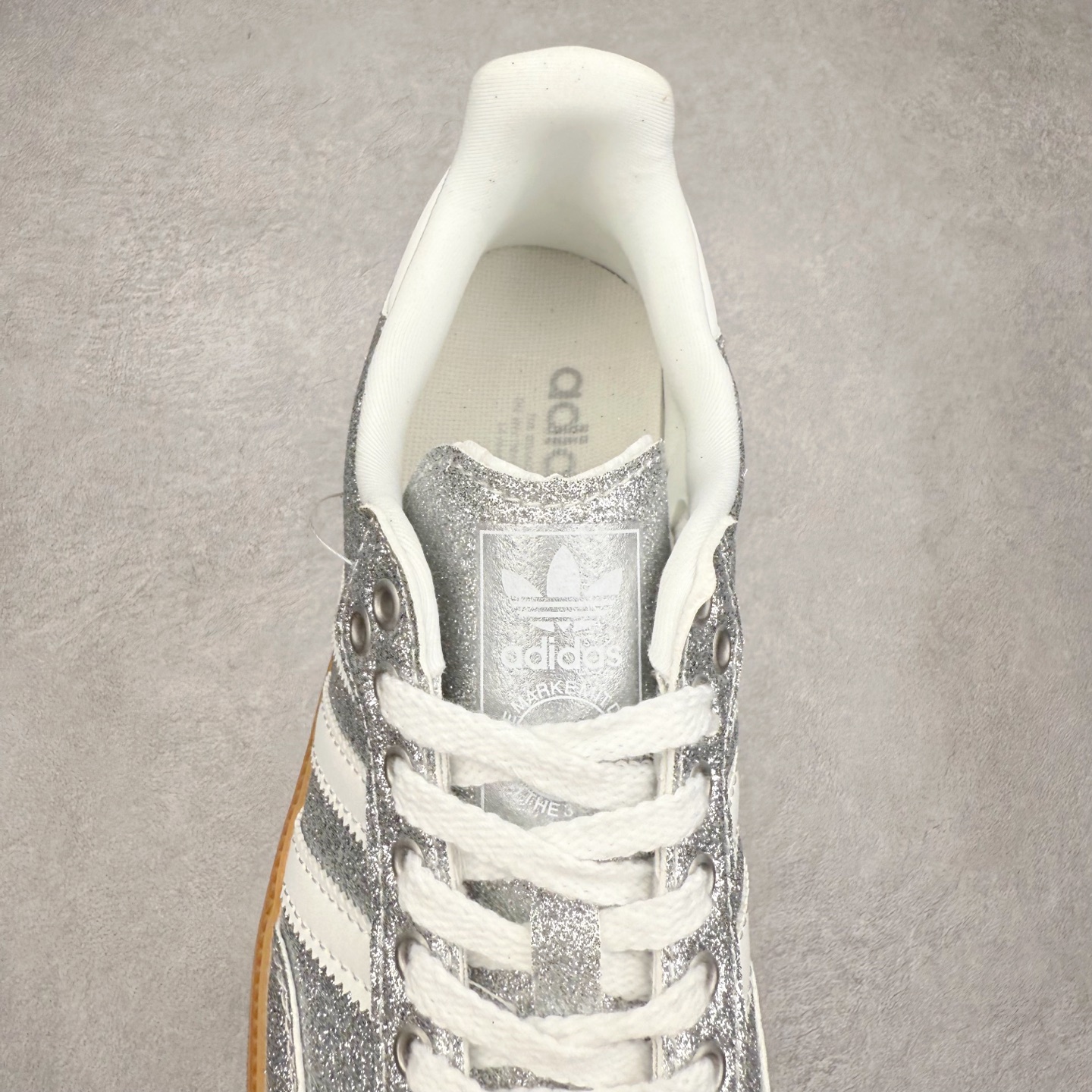 图片[5]-AD Original Samba OG 复古经典轻便板鞋 KI6264 口碑大厂出品 品控大底版型不断改良更新 全套原纸板楦头开发 确保原汁原味 完美呈现桑巴版型 一比一鞋头弧度高度鞋身弧度 此版本只针对中端市场 皮料材质有所更替 其他数据细节工艺流程均保持一致 绝不口嗨 细节品控鞋型随意对比 正确烫金高频细节 原装纳米超迁皮料 独家私模橡胶大底 原盒原配 这款桑巴鞋展示了高质量的工艺 带有装饰的超锁缝制和无缝的手感 柔软、柔软的皮革造型和标志性的3条纹完成了精致的外观 正规合身鞋带 鞋面上有绒面鞋垫 橡胶鞋底 享受正畸套筒软感 自50年代首次亮相以来就一直在赢得粉丝的青睐 尺码：35.5 36 36.5 37.5 38 38.5 39 40 40.5 41 42 42.5 43 44 44.5 45-选品中心