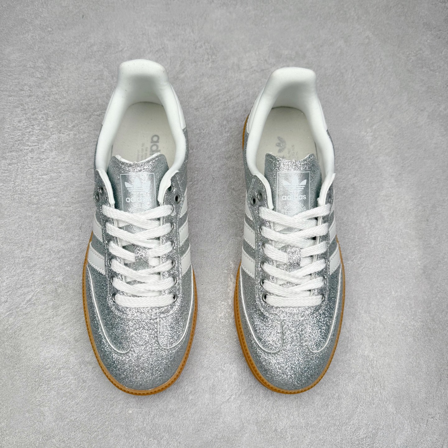 图片[2]-AD Original Samba OG 复古经典轻便板鞋 KI6264 口碑大厂出品 品控大底版型不断改良更新 全套原纸板楦头开发 确保原汁原味 完美呈现桑巴版型 一比一鞋头弧度高度鞋身弧度 此版本只针对中端市场 皮料材质有所更替 其他数据细节工艺流程均保持一致 绝不口嗨 细节品控鞋型随意对比 正确烫金高频细节 原装纳米超迁皮料 独家私模橡胶大底 原盒原配 这款桑巴鞋展示了高质量的工艺 带有装饰的超锁缝制和无缝的手感 柔软、柔软的皮革造型和标志性的3条纹完成了精致的外观 正规合身鞋带 鞋面上有绒面鞋垫 橡胶鞋底 享受正畸套筒软感 自50年代首次亮相以来就一直在赢得粉丝的青睐 尺码：35.5 36 36.5 37.5 38 38.5 39 40 40.5 41 42 42.5 43 44 44.5 45-选品中心