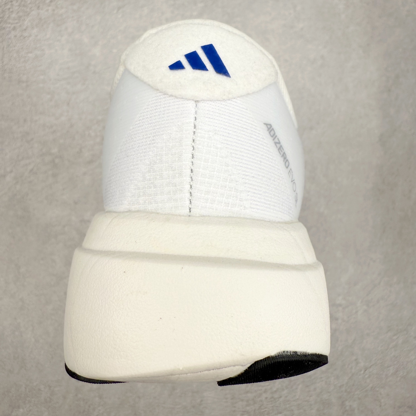 图片[8]-AD Adizero EVO SL 马拉松竞速专业跑鞋 KI3393 CELERMESH针织网面非常轻薄 纤维间的缝隙很大 可以保证跑步时的透气、排汗效果 鞋舌直接与两侧的内衬和鞋底连接在一起 在跑步过程中不会被鞋舌的左右移动所困扰 在标准鞋带孔的基础上再拓宽一组鞋带孔 适合不同脚型的需求 突破性 EnergyRods 技术，有助于跑者实现更好的成绩 中底独特的LIGHTSTRIKE PRO泡棉材质 微弹感觉在跑步过程中给予了良好的支撑体验 对于顶级精英和高水平进阶跑者来说 ADIOS PRO是一双值得信赖的竞速比赛用鞋 尺码：36 36.5 37.5 38 38.5 39 40 40.5 41 42 42.5 43 44 44.5 45-选品中心