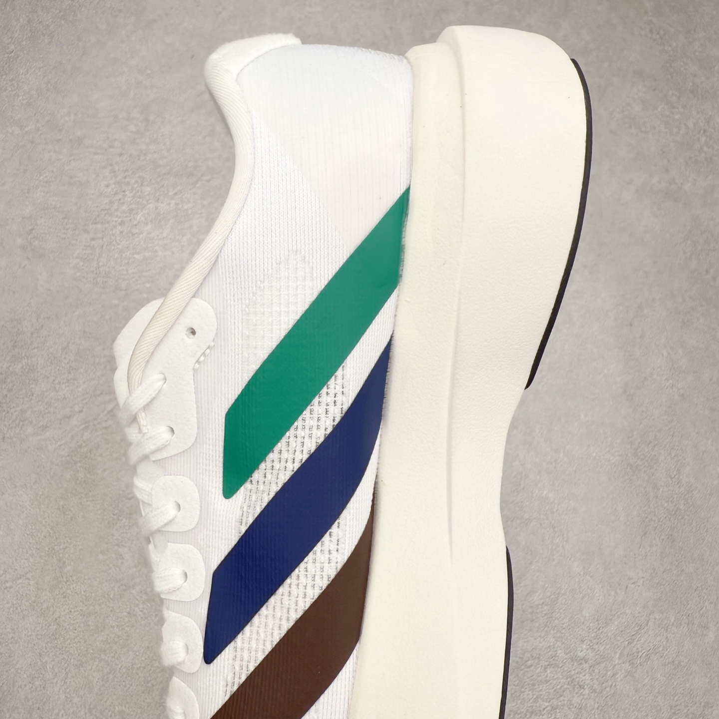 图片[7]-AD Adizero EVO SL 马拉松竞速专业跑鞋 KI3393 CELERMESH针织网面非常轻薄 纤维间的缝隙很大 可以保证跑步时的透气、排汗效果 鞋舌直接与两侧的内衬和鞋底连接在一起 在跑步过程中不会被鞋舌的左右移动所困扰 在标准鞋带孔的基础上再拓宽一组鞋带孔 适合不同脚型的需求 突破性 EnergyRods 技术，有助于跑者实现更好的成绩 中底独特的LIGHTSTRIKE PRO泡棉材质 微弹感觉在跑步过程中给予了良好的支撑体验 对于顶级精英和高水平进阶跑者来说 ADIOS PRO是一双值得信赖的竞速比赛用鞋 尺码：36 36.5 37.5 38 38.5 39 40 40.5 41 42 42.5 43 44 44.5 45-选品中心