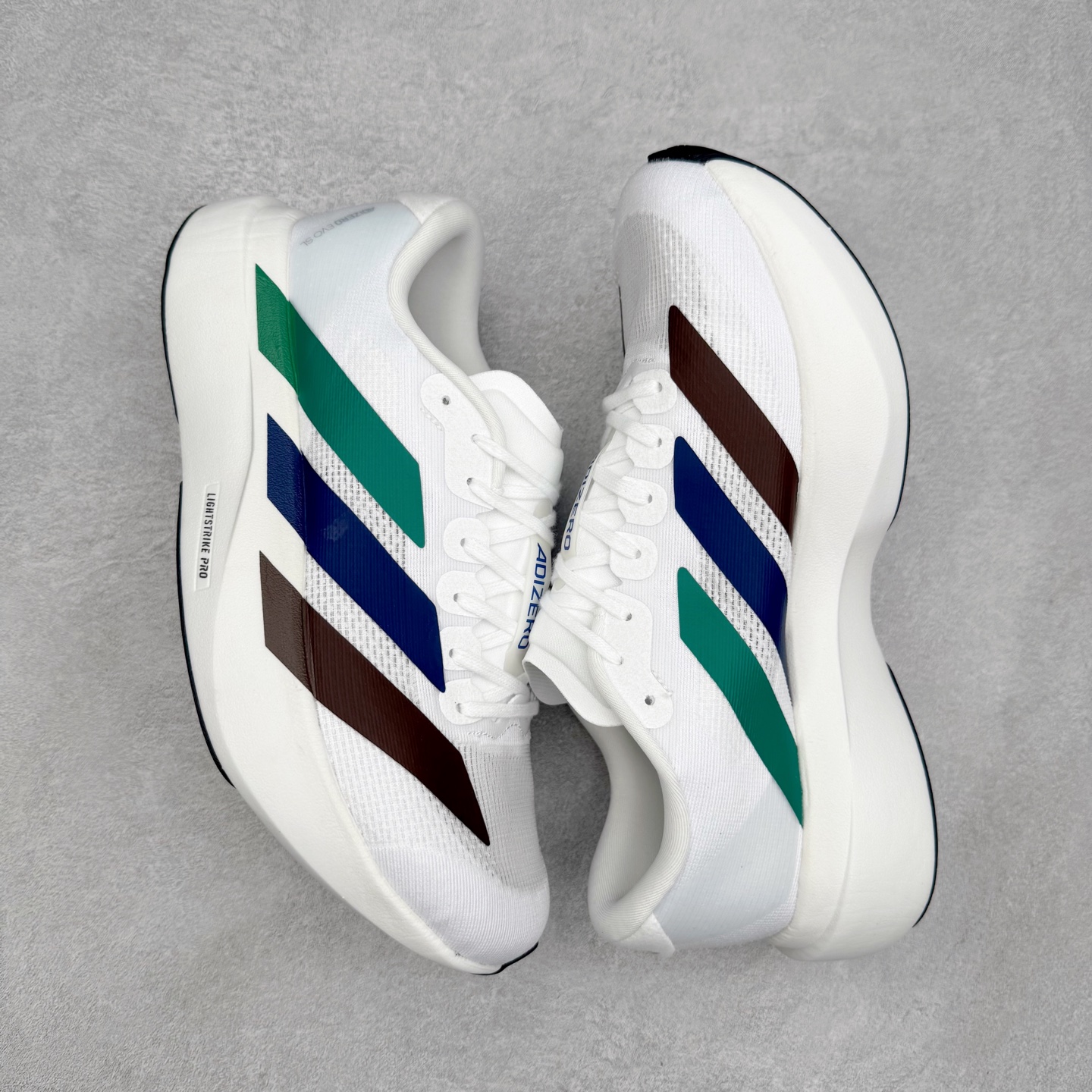 图片[3]-AD Adizero EVO SL 马拉松竞速专业跑鞋 KI3393 CELERMESH针织网面非常轻薄 纤维间的缝隙很大 可以保证跑步时的透气、排汗效果 鞋舌直接与两侧的内衬和鞋底连接在一起 在跑步过程中不会被鞋舌的左右移动所困扰 在标准鞋带孔的基础上再拓宽一组鞋带孔 适合不同脚型的需求 突破性 EnergyRods 技术，有助于跑者实现更好的成绩 中底独特的LIGHTSTRIKE PRO泡棉材质 微弹感觉在跑步过程中给予了良好的支撑体验 对于顶级精英和高水平进阶跑者来说 ADIOS PRO是一双值得信赖的竞速比赛用鞋 尺码：36 36.5 37.5 38 38.5 39 40 40.5 41 42 42.5 43 44 44.5 45-选品中心