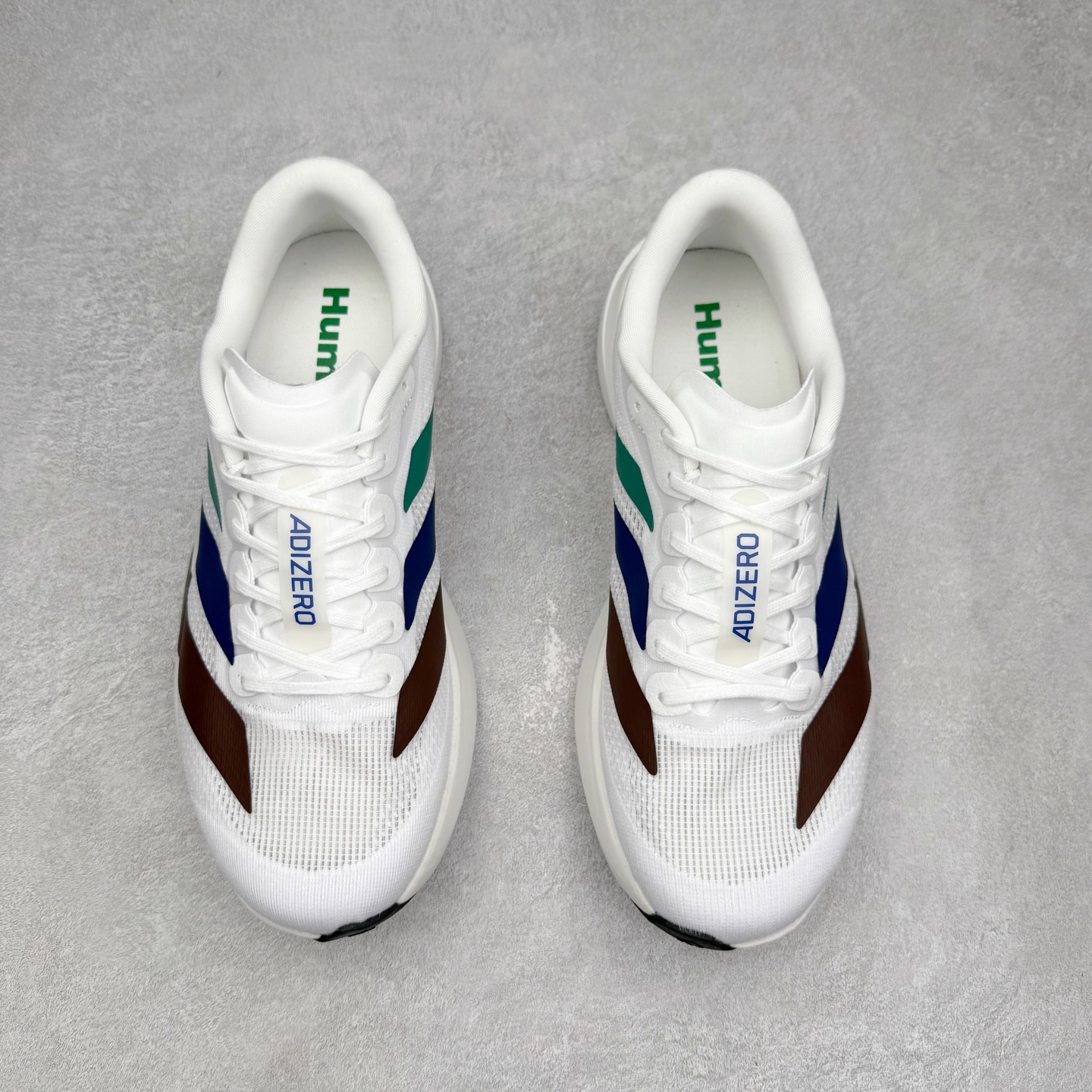 图片[2]-AD Adizero EVO SL 马拉松竞速专业跑鞋 KI3393 CELERMESH针织网面非常轻薄 纤维间的缝隙很大 可以保证跑步时的透气、排汗效果 鞋舌直接与两侧的内衬和鞋底连接在一起 在跑步过程中不会被鞋舌的左右移动所困扰 在标准鞋带孔的基础上再拓宽一组鞋带孔 适合不同脚型的需求 突破性 EnergyRods 技术，有助于跑者实现更好的成绩 中底独特的LIGHTSTRIKE PRO泡棉材质 微弹感觉在跑步过程中给予了良好的支撑体验 对于顶级精英和高水平进阶跑者来说 ADIOS PRO是一双值得信赖的竞速比赛用鞋 尺码：36 36.5 37.5 38 38.5 39 40 40.5 41 42 42.5 43 44 44.5 45-选品中心