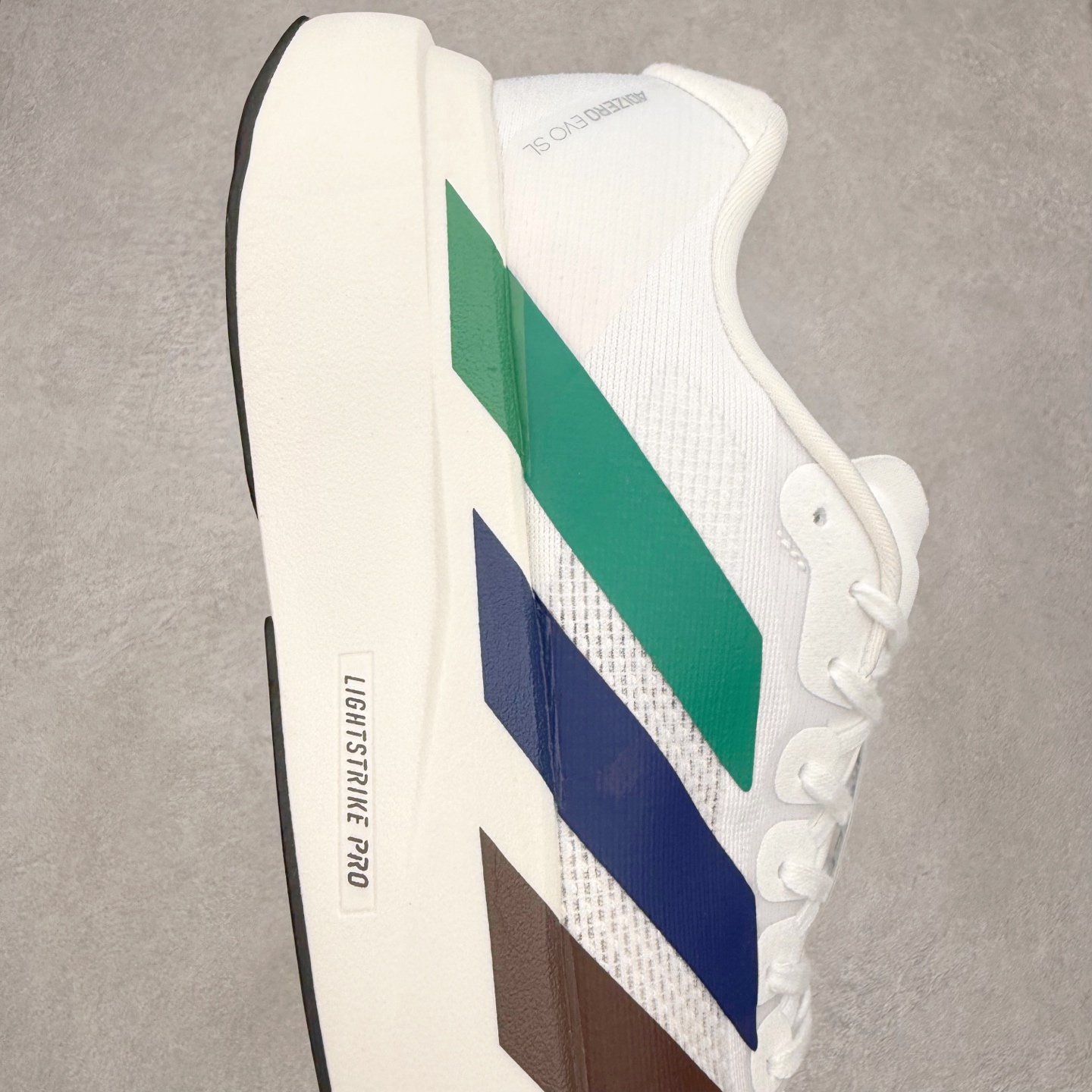 图片[6]-AD Adizero EVO SL 马拉松竞速专业跑鞋 KI3393 CELERMESH针织网面非常轻薄 纤维间的缝隙很大 可以保证跑步时的透气、排汗效果 鞋舌直接与两侧的内衬和鞋底连接在一起 在跑步过程中不会被鞋舌的左右移动所困扰 在标准鞋带孔的基础上再拓宽一组鞋带孔 适合不同脚型的需求 突破性 EnergyRods 技术，有助于跑者实现更好的成绩 中底独特的LIGHTSTRIKE PRO泡棉材质 微弹感觉在跑步过程中给予了良好的支撑体验 对于顶级精英和高水平进阶跑者来说 ADIOS PRO是一双值得信赖的竞速比赛用鞋 尺码：36 36.5 37.5 38 38.5 39 40 40.5 41 42 42.5 43 44 44.5 45-选品中心