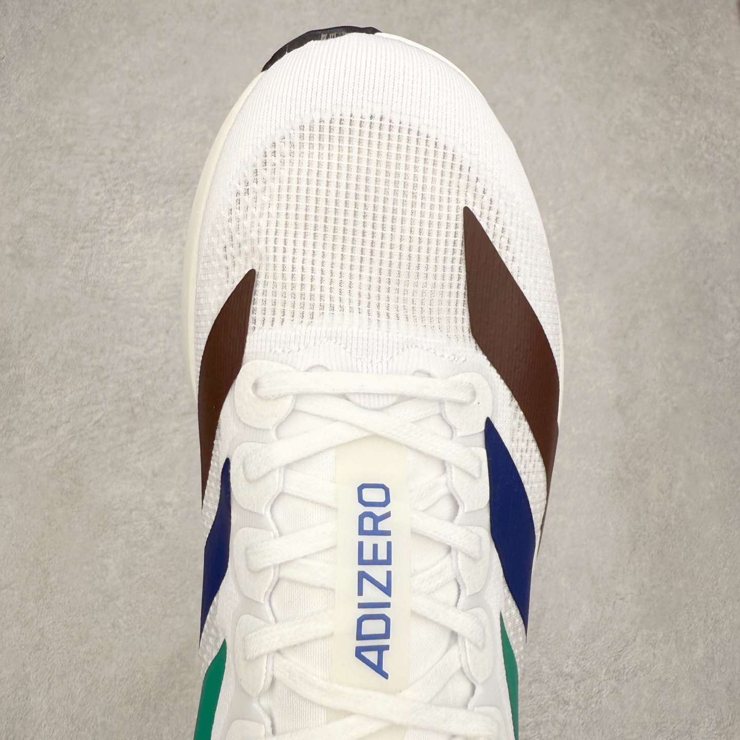 图片[4]-AD Adizero EVO SL 马拉松竞速专业跑鞋 KI3393 CELERMESH针织网面非常轻薄 纤维间的缝隙很大 可以保证跑步时的透气、排汗效果 鞋舌直接与两侧的内衬和鞋底连接在一起 在跑步过程中不会被鞋舌的左右移动所困扰 在标准鞋带孔的基础上再拓宽一组鞋带孔 适合不同脚型的需求 突破性 EnergyRods 技术，有助于跑者实现更好的成绩 中底独特的LIGHTSTRIKE PRO泡棉材质 微弹感觉在跑步过程中给予了良好的支撑体验 对于顶级精英和高水平进阶跑者来说 ADIOS PRO是一双值得信赖的竞速比赛用鞋 尺码：36 36.5 37.5 38 38.5 39 40 40.5 41 42 42.5 43 44 44.5 45-选品中心