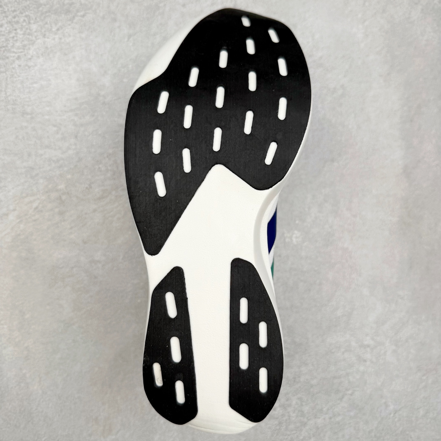 图片[9]-AD Adizero EVO SL 马拉松竞速专业跑鞋 KI3393 CELERMESH针织网面非常轻薄 纤维间的缝隙很大 可以保证跑步时的透气、排汗效果 鞋舌直接与两侧的内衬和鞋底连接在一起 在跑步过程中不会被鞋舌的左右移动所困扰 在标准鞋带孔的基础上再拓宽一组鞋带孔 适合不同脚型的需求 突破性 EnergyRods 技术，有助于跑者实现更好的成绩 中底独特的LIGHTSTRIKE PRO泡棉材质 微弹感觉在跑步过程中给予了良好的支撑体验 对于顶级精英和高水平进阶跑者来说 ADIOS PRO是一双值得信赖的竞速比赛用鞋 尺码：36 36.5 37.5 38 38.5 39 40 40.5 41 42 42.5 43 44 44.5 45-选品中心