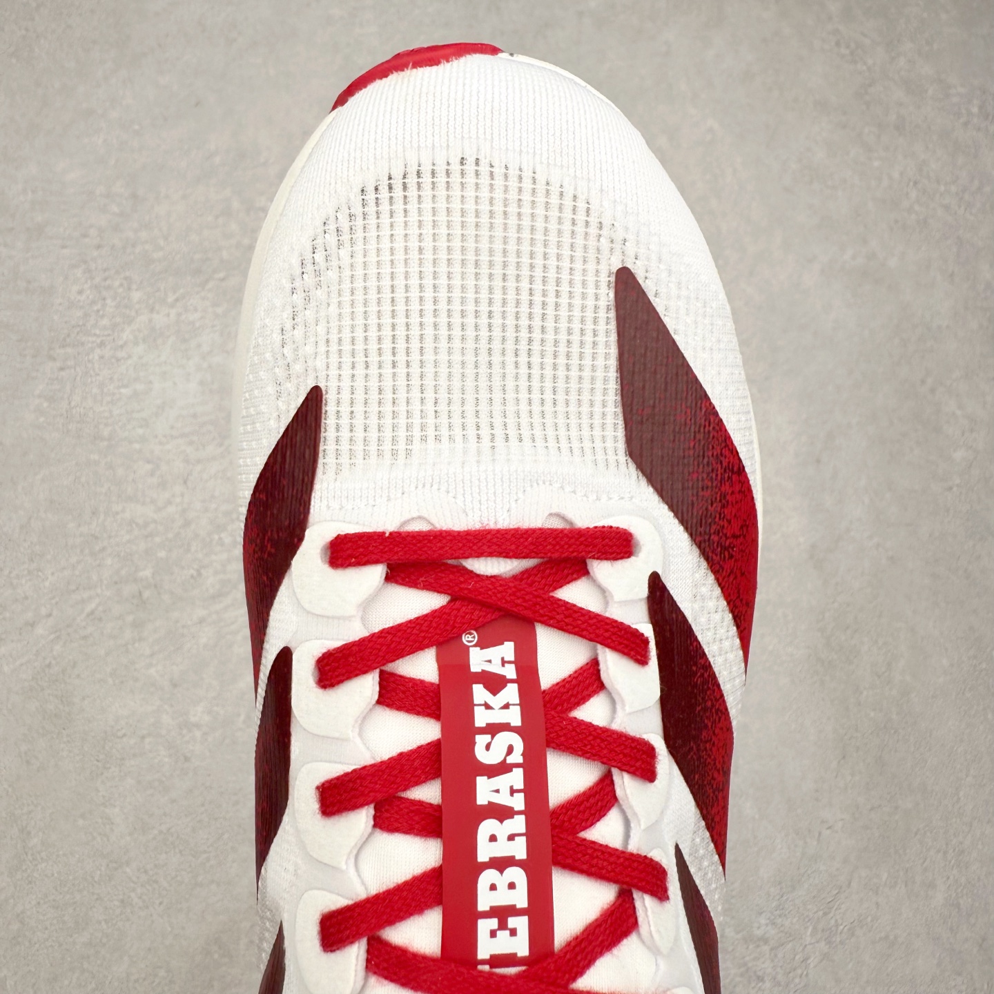 图片[4]-AD Adizero EVO SL 马拉松竞速专业跑鞋 JQ2147 CELERMESH针织网面非常轻薄 纤维间的缝隙很大 可以保证跑步时的透气、排汗效果 鞋舌直接与两侧的内衬和鞋底连接在一起 在跑步过程中不会被鞋舌的左右移动所困扰 在标准鞋带孔的基础上再拓宽一组鞋带孔 适合不同脚型的需求 突破性 EnergyRods 技术，有助于跑者实现更好的成绩 中底独特的LIGHTSTRIKE PRO泡棉材质 微弹感觉在跑步过程中给予了良好的支撑体验 对于顶级精英和高水平进阶跑者来说 ADIOS PRO是一双值得信赖的竞速比赛用鞋 尺码：36 36.5 37.5 38 38.5 39 40 40.5 41 42 42.5 43 44 44.5 45-选品中心