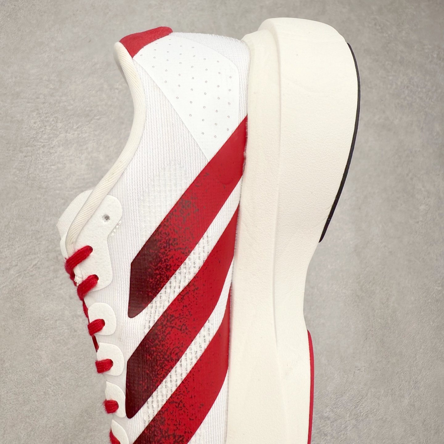 图片[7]-AD Adizero EVO SL 马拉松竞速专业跑鞋 JQ2147 CELERMESH针织网面非常轻薄 纤维间的缝隙很大 可以保证跑步时的透气、排汗效果 鞋舌直接与两侧的内衬和鞋底连接在一起 在跑步过程中不会被鞋舌的左右移动所困扰 在标准鞋带孔的基础上再拓宽一组鞋带孔 适合不同脚型的需求 突破性 EnergyRods 技术，有助于跑者实现更好的成绩 中底独特的LIGHTSTRIKE PRO泡棉材质 微弹感觉在跑步过程中给予了良好的支撑体验 对于顶级精英和高水平进阶跑者来说 ADIOS PRO是一双值得信赖的竞速比赛用鞋 尺码：36 36.5 37.5 38 38.5 39 40 40.5 41 42 42.5 43 44 44.5 45-选品中心