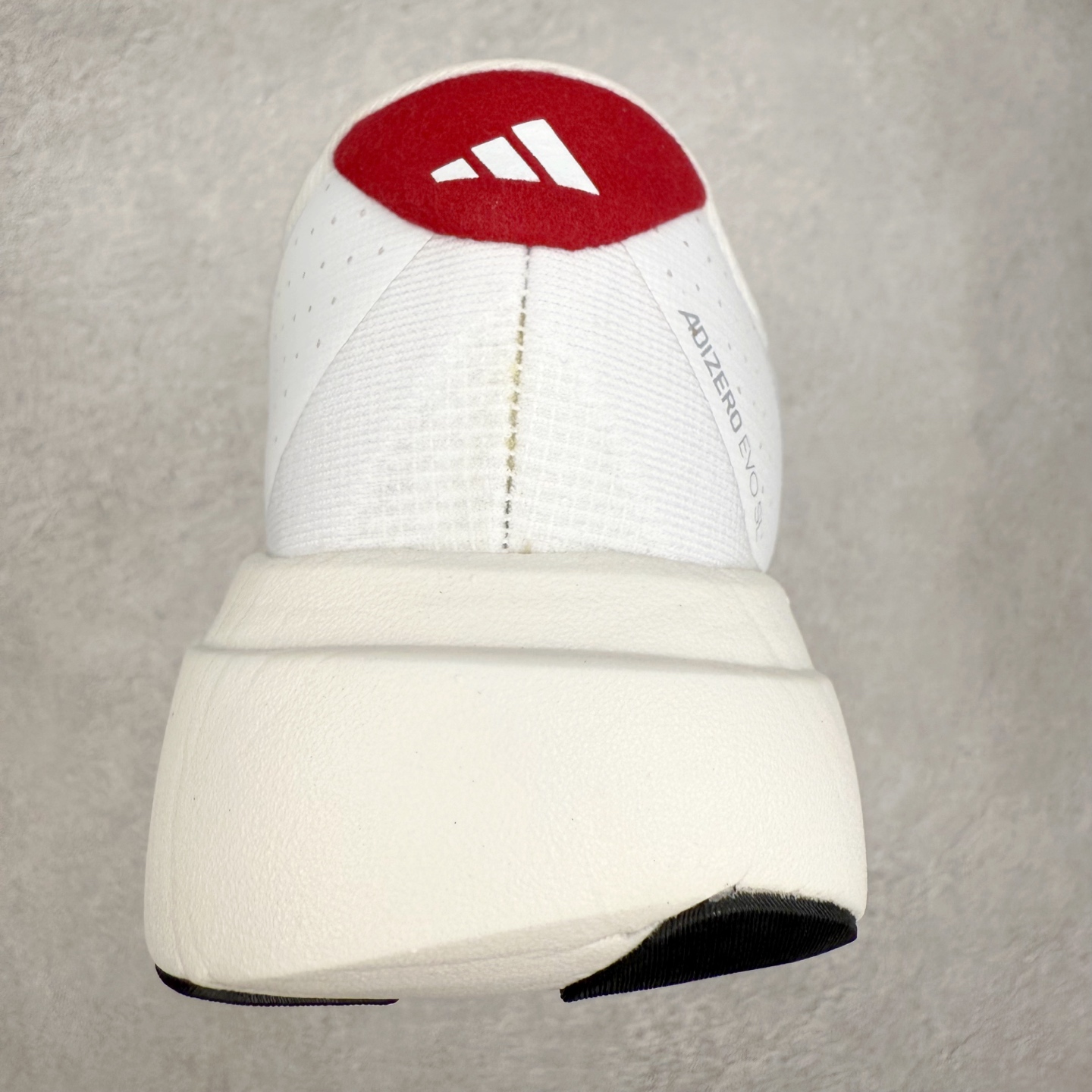 图片[8]-AD Adizero EVO SL 马拉松竞速专业跑鞋 JQ2147 CELERMESH针织网面非常轻薄 纤维间的缝隙很大 可以保证跑步时的透气、排汗效果 鞋舌直接与两侧的内衬和鞋底连接在一起 在跑步过程中不会被鞋舌的左右移动所困扰 在标准鞋带孔的基础上再拓宽一组鞋带孔 适合不同脚型的需求 突破性 EnergyRods 技术，有助于跑者实现更好的成绩 中底独特的LIGHTSTRIKE PRO泡棉材质 微弹感觉在跑步过程中给予了良好的支撑体验 对于顶级精英和高水平进阶跑者来说 ADIOS PRO是一双值得信赖的竞速比赛用鞋 尺码：36 36.5 37.5 38 38.5 39 40 40.5 41 42 42.5 43 44 44.5 45-选品中心