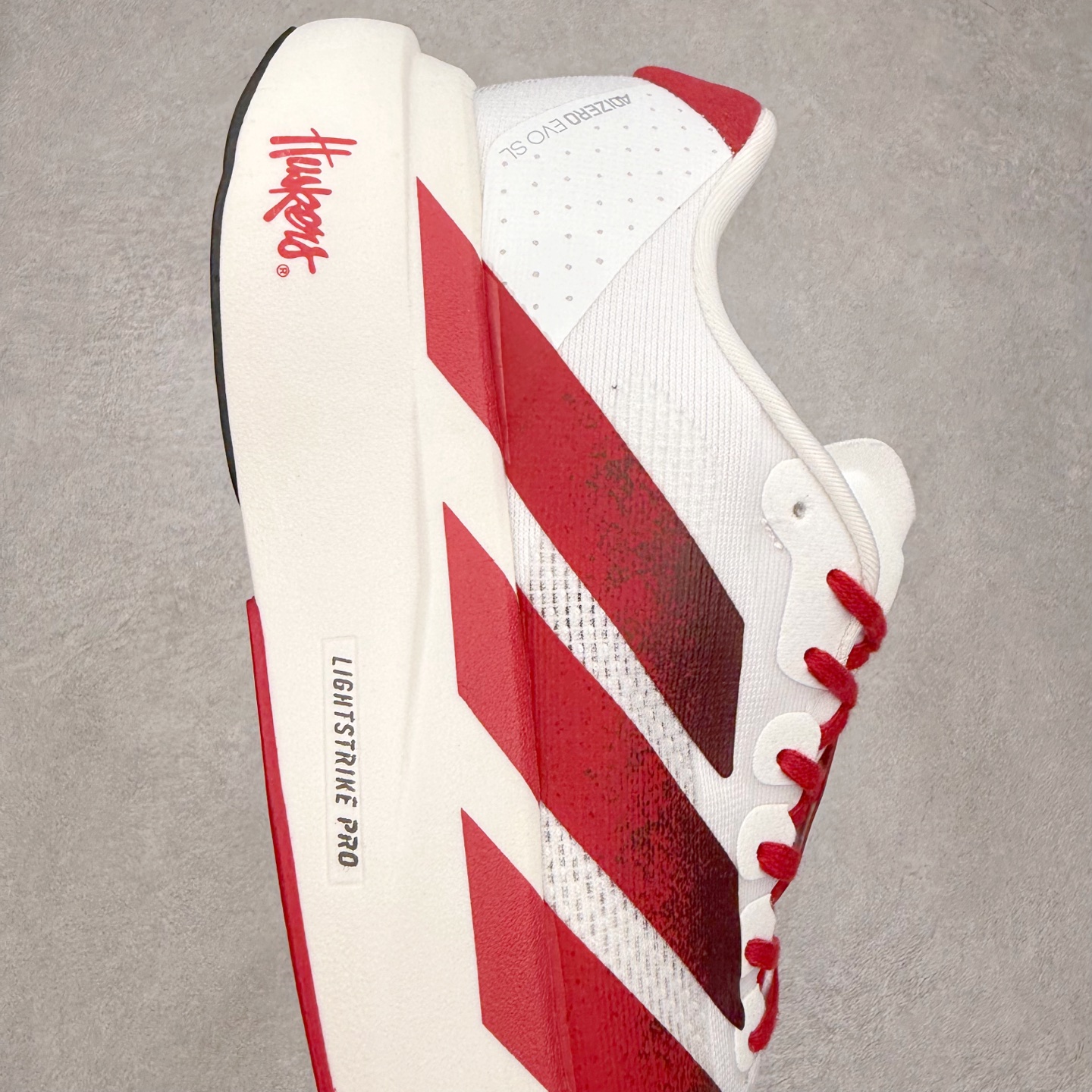 图片[6]-AD Adizero EVO SL 马拉松竞速专业跑鞋 JQ2147 CELERMESH针织网面非常轻薄 纤维间的缝隙很大 可以保证跑步时的透气、排汗效果 鞋舌直接与两侧的内衬和鞋底连接在一起 在跑步过程中不会被鞋舌的左右移动所困扰 在标准鞋带孔的基础上再拓宽一组鞋带孔 适合不同脚型的需求 突破性 EnergyRods 技术，有助于跑者实现更好的成绩 中底独特的LIGHTSTRIKE PRO泡棉材质 微弹感觉在跑步过程中给予了良好的支撑体验 对于顶级精英和高水平进阶跑者来说 ADIOS PRO是一双值得信赖的竞速比赛用鞋 尺码：36 36.5 37.5 38 38.5 39 40 40.5 41 42 42.5 43 44 44.5 45-选品中心