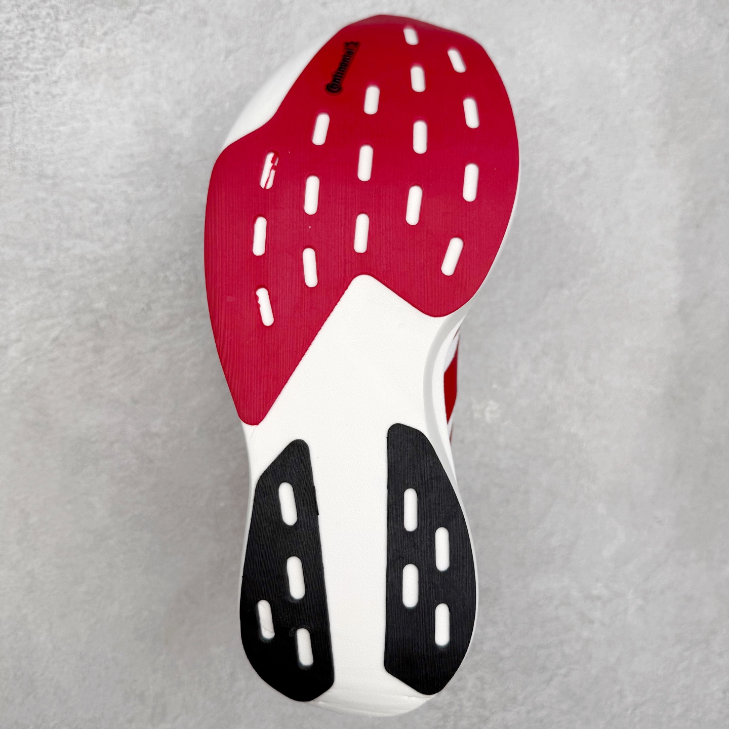 图片[9]-AD Adizero EVO SL 马拉松竞速专业跑鞋 JQ2147 CELERMESH针织网面非常轻薄 纤维间的缝隙很大 可以保证跑步时的透气、排汗效果 鞋舌直接与两侧的内衬和鞋底连接在一起 在跑步过程中不会被鞋舌的左右移动所困扰 在标准鞋带孔的基础上再拓宽一组鞋带孔 适合不同脚型的需求 突破性 EnergyRods 技术，有助于跑者实现更好的成绩 中底独特的LIGHTSTRIKE PRO泡棉材质 微弹感觉在跑步过程中给予了良好的支撑体验 对于顶级精英和高水平进阶跑者来说 ADIOS PRO是一双值得信赖的竞速比赛用鞋 尺码：36 36.5 37.5 38 38.5 39 40 40.5 41 42 42.5 43 44 44.5 45-选品中心