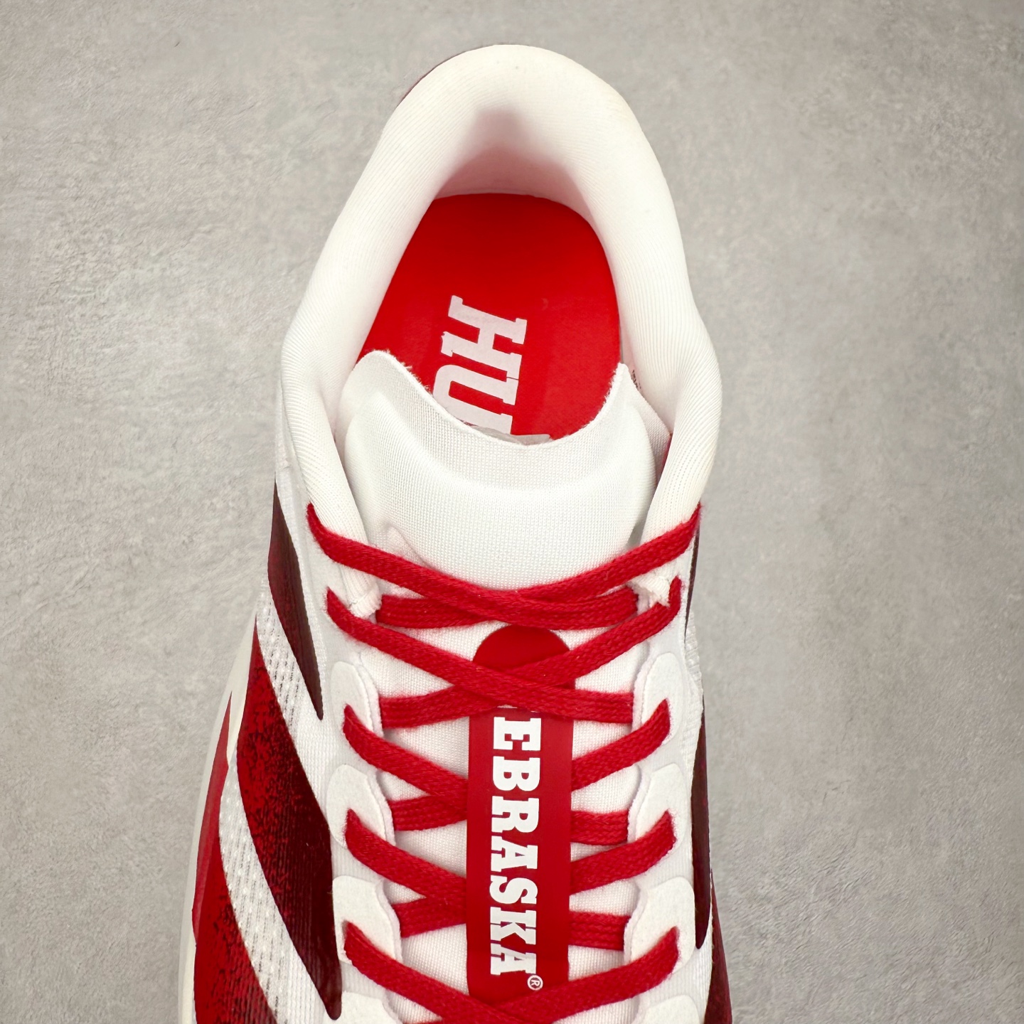 图片[5]-AD Adizero EVO SL 马拉松竞速专业跑鞋 JQ2147 CELERMESH针织网面非常轻薄 纤维间的缝隙很大 可以保证跑步时的透气、排汗效果 鞋舌直接与两侧的内衬和鞋底连接在一起 在跑步过程中不会被鞋舌的左右移动所困扰 在标准鞋带孔的基础上再拓宽一组鞋带孔 适合不同脚型的需求 突破性 EnergyRods 技术，有助于跑者实现更好的成绩 中底独特的LIGHTSTRIKE PRO泡棉材质 微弹感觉在跑步过程中给予了良好的支撑体验 对于顶级精英和高水平进阶跑者来说 ADIOS PRO是一双值得信赖的竞速比赛用鞋 尺码：36 36.5 37.5 38 38.5 39 40 40.5 41 42 42.5 43 44 44.5 45-选品中心