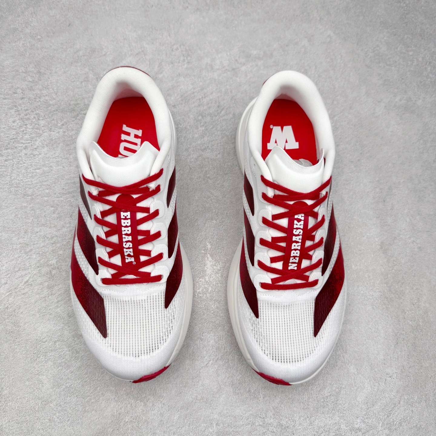 图片[2]-AD Adizero EVO SL 马拉松竞速专业跑鞋 JQ2147 CELERMESH针织网面非常轻薄 纤维间的缝隙很大 可以保证跑步时的透气、排汗效果 鞋舌直接与两侧的内衬和鞋底连接在一起 在跑步过程中不会被鞋舌的左右移动所困扰 在标准鞋带孔的基础上再拓宽一组鞋带孔 适合不同脚型的需求 突破性 EnergyRods 技术，有助于跑者实现更好的成绩 中底独特的LIGHTSTRIKE PRO泡棉材质 微弹感觉在跑步过程中给予了良好的支撑体验 对于顶级精英和高水平进阶跑者来说 ADIOS PRO是一双值得信赖的竞速比赛用鞋 尺码：36 36.5 37.5 38 38.5 39 40 40.5 41 42 42.5 43 44 44.5 45-选品中心