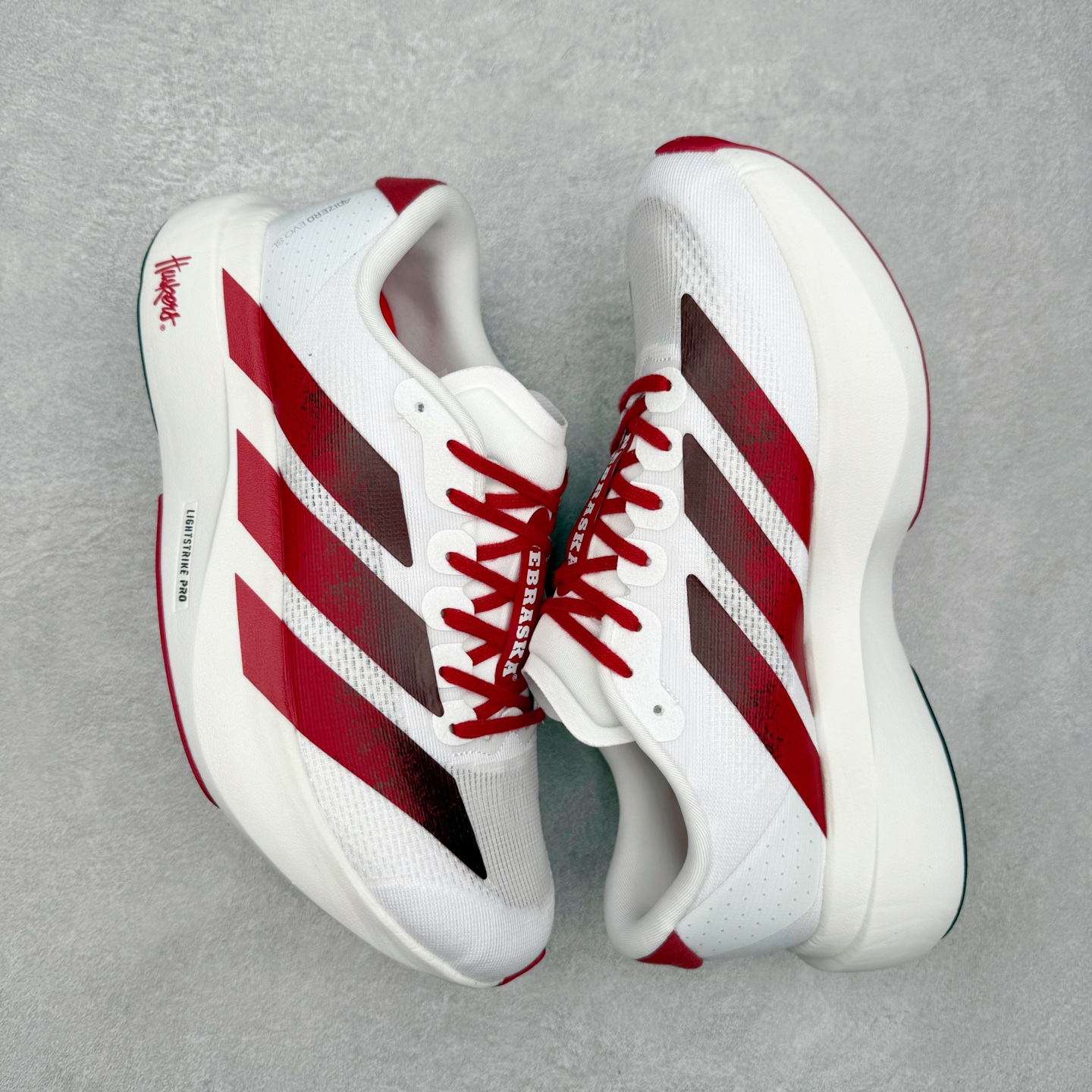 图片[3]-AD Adizero EVO SL 马拉松竞速专业跑鞋 JQ2147 CELERMESH针织网面非常轻薄 纤维间的缝隙很大 可以保证跑步时的透气、排汗效果 鞋舌直接与两侧的内衬和鞋底连接在一起 在跑步过程中不会被鞋舌的左右移动所困扰 在标准鞋带孔的基础上再拓宽一组鞋带孔 适合不同脚型的需求 突破性 EnergyRods 技术，有助于跑者实现更好的成绩 中底独特的LIGHTSTRIKE PRO泡棉材质 微弹感觉在跑步过程中给予了良好的支撑体验 对于顶级精英和高水平进阶跑者来说 ADIOS PRO是一双值得信赖的竞速比赛用鞋 尺码：36 36.5 37.5 38 38.5 39 40 40.5 41 42 42.5 43 44 44.5 45-选品中心