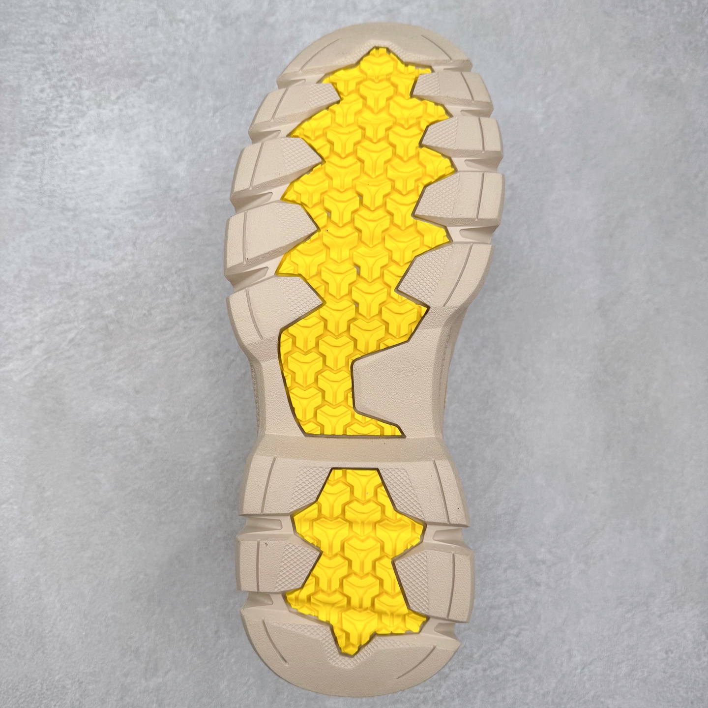 图片[9]-UGG 2025秋冬新品男士中帮休闲马丁靴系列 #广东大厂品质 25ss秋冬新款 时尚潮流搭配 面料釆用意大利进口磨砂牛皮 全鞋真牛皮材料 大底到五金都是代工厂原材料制作 好货不杀猪 首单质量严格把控 全套官网统一包装 今年冬季防寒户外专用产品 日常随意搭配 型男必备‼美国轻奢品牌【UGG】Tasman Weather Hybrid 塔斯曼混合系列中帮轻量休闲马丁靴“ 尺码：39-44（比运动鞋大一码）-选品中心