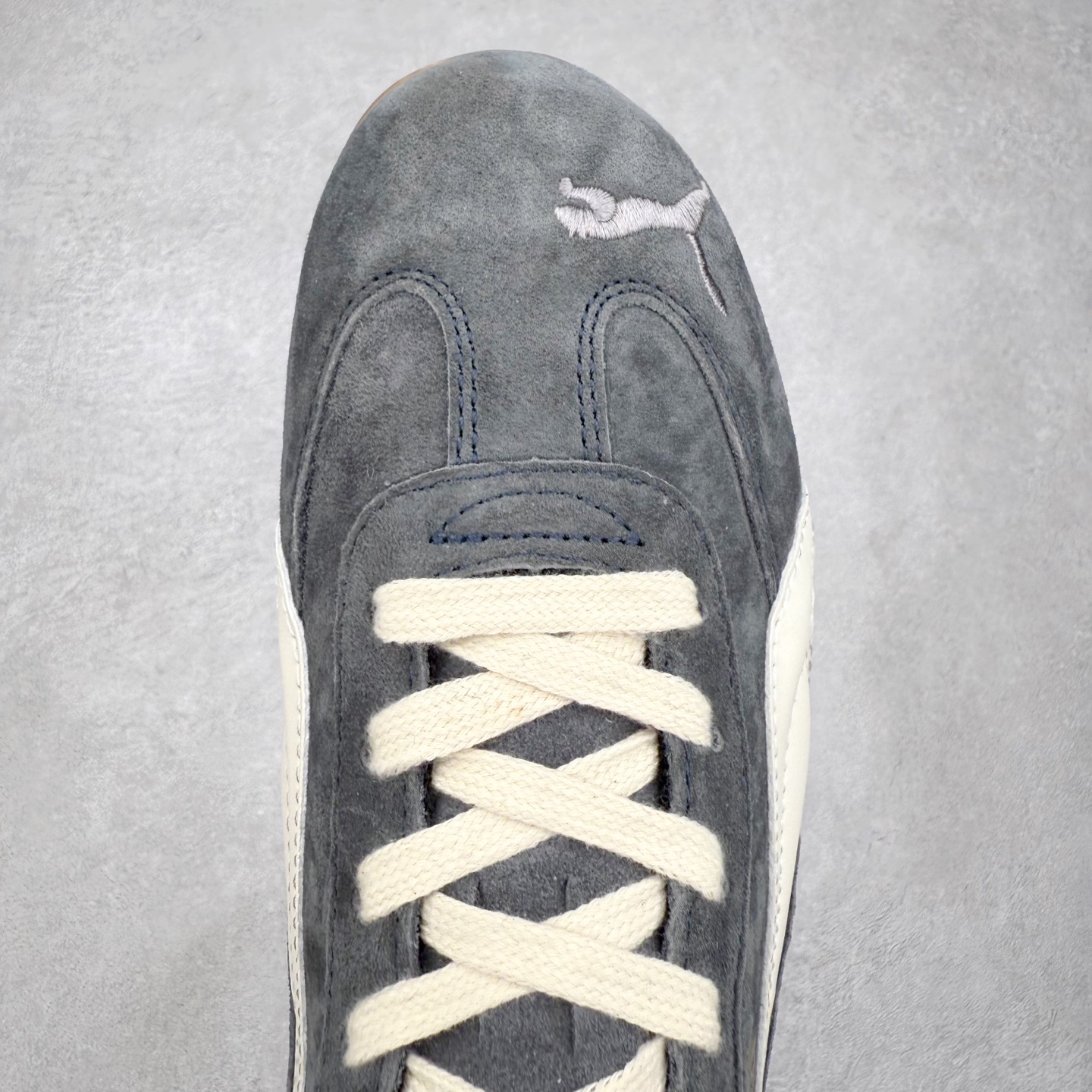 图片[4]-＃特价福利 PUMA Speedca OG 彪马极速赛车系列低帮德训风拼接复古百搭休闲运动赛车鞋 鞋款从80、90年代赛车手所穿的防火赛车鞋为原型，鞋身线条模仿了赛车的流线廓形，体现了空气动力学原理的结构。简约流畅的外观，恰好又和贯穿其中的Formstrip Logo融合恰到好处，视觉上细节丰富且协调。本次Speedcat OG鞋款归来，最大看点自然式保留了窄版鞋型以及薄底构造。这两年各品牌鞋底越做越厚，Speedcat反其道而行之，上脚几乎无鞋底的效果带来耳目一新的视觉体验。鞋面依旧是以质感细腻的麂皮材质打造，并且大面积近乎全包裹的使用，复古味道也愈发浓烈。配色上更是将最原始的黑色和红色带回，向F1赛车队的标志性队服致敬。相信让各位一眼种草的更多是出挑的大红色，上脚即可瞬间点亮整体造型，在以球鞋为核心的OOTD中脱颖而出。而另一款黑色则是低调的万金油，彰显新潮个性的同时又不喧宾夺主，也是热爱简约系穿搭朋友的首选。 尺码：35.5 36 37 37.5 38 38.5 39 40 40.5 41 42 42.5 43 44 44.5 45-选品中心