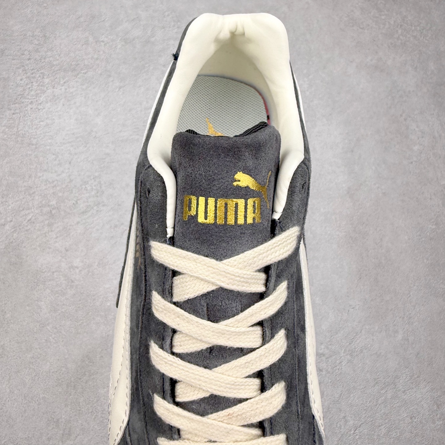 图片[5]-＃特价福利 PUMA Speedca OG 彪马极速赛车系列低帮德训风拼接复古百搭休闲运动赛车鞋 鞋款从80、90年代赛车手所穿的防火赛车鞋为原型，鞋身线条模仿了赛车的流线廓形，体现了空气动力学原理的结构。简约流畅的外观，恰好又和贯穿其中的Formstrip Logo融合恰到好处，视觉上细节丰富且协调。本次Speedcat OG鞋款归来，最大看点自然式保留了窄版鞋型以及薄底构造。这两年各品牌鞋底越做越厚，Speedcat反其道而行之，上脚几乎无鞋底的效果带来耳目一新的视觉体验。鞋面依旧是以质感细腻的麂皮材质打造，并且大面积近乎全包裹的使用，复古味道也愈发浓烈。配色上更是将最原始的黑色和红色带回，向F1赛车队的标志性队服致敬。相信让各位一眼种草的更多是出挑的大红色，上脚即可瞬间点亮整体造型，在以球鞋为核心的OOTD中脱颖而出。而另一款黑色则是低调的万金油，彰显新潮个性的同时又不喧宾夺主，也是热爱简约系穿搭朋友的首选。 尺码：35.5 36 37 37.5 38 38.5 39 40 40.5 41 42 42.5 43 44 44.5 45-选品中心