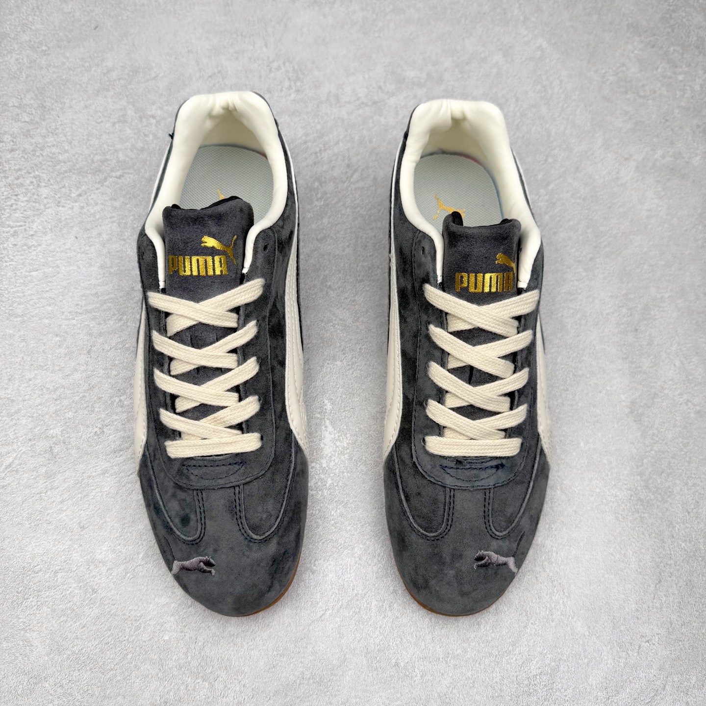 图片[2]-＃特价福利 PUMA Speedca OG 彪马极速赛车系列低帮德训风拼接复古百搭休闲运动赛车鞋 鞋款从80、90年代赛车手所穿的防火赛车鞋为原型，鞋身线条模仿了赛车的流线廓形，体现了空气动力学原理的结构。简约流畅的外观，恰好又和贯穿其中的Formstrip Logo融合恰到好处，视觉上细节丰富且协调。本次Speedcat OG鞋款归来，最大看点自然式保留了窄版鞋型以及薄底构造。这两年各品牌鞋底越做越厚，Speedcat反其道而行之，上脚几乎无鞋底的效果带来耳目一新的视觉体验。鞋面依旧是以质感细腻的麂皮材质打造，并且大面积近乎全包裹的使用，复古味道也愈发浓烈。配色上更是将最原始的黑色和红色带回，向F1赛车队的标志性队服致敬。相信让各位一眼种草的更多是出挑的大红色，上脚即可瞬间点亮整体造型，在以球鞋为核心的OOTD中脱颖而出。而另一款黑色则是低调的万金油，彰显新潮个性的同时又不喧宾夺主，也是热爱简约系穿搭朋友的首选。 尺码：35.5 36 37 37.5 38 38.5 39 40 40.5 41 42 42.5 43 44 44.5 45-选品中心