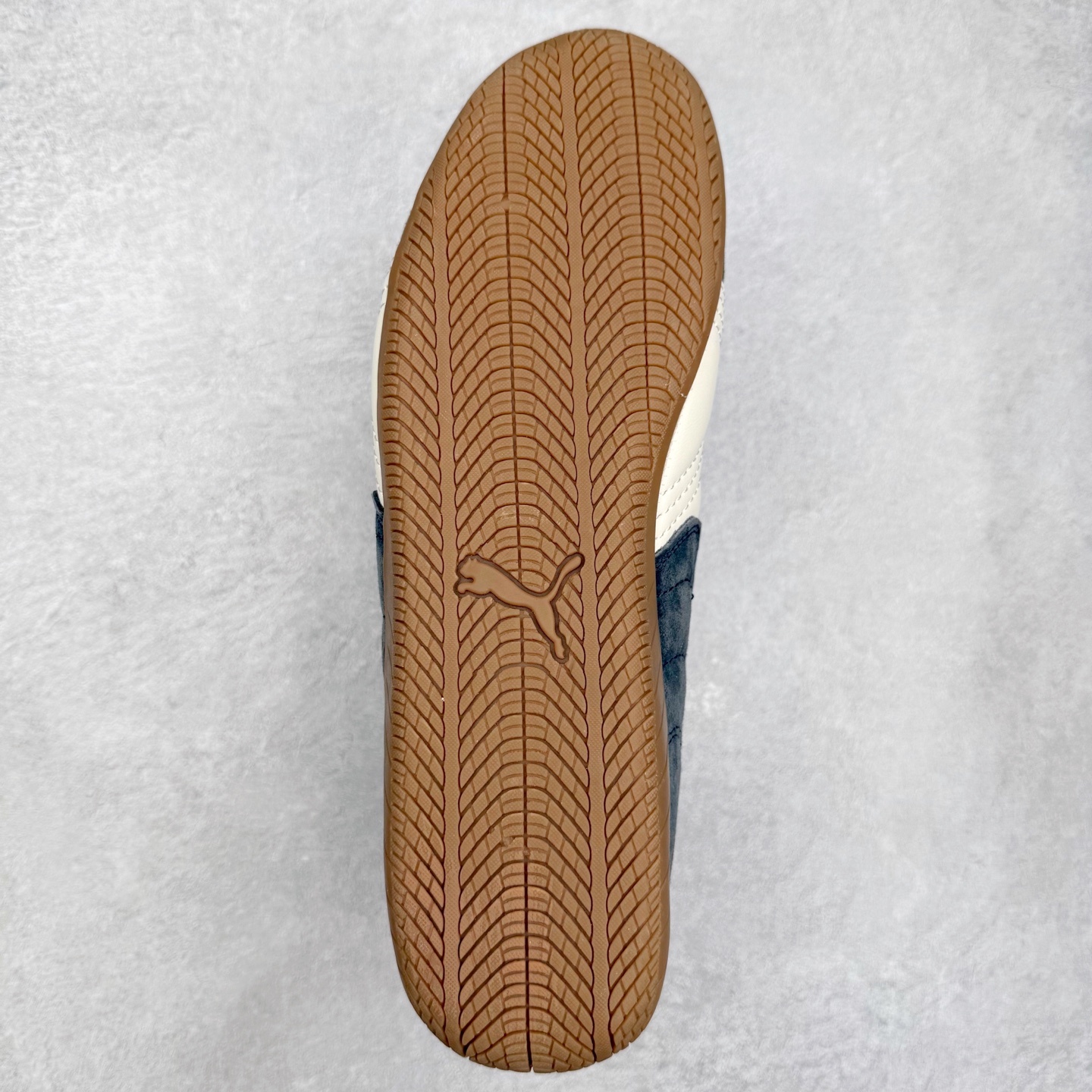 图片[9]-＃特价福利 PUMA Speedca OG 彪马极速赛车系列低帮德训风拼接复古百搭休闲运动赛车鞋 鞋款从80、90年代赛车手所穿的防火赛车鞋为原型，鞋身线条模仿了赛车的流线廓形，体现了空气动力学原理的结构。简约流畅的外观，恰好又和贯穿其中的Formstrip Logo融合恰到好处，视觉上细节丰富且协调。本次Speedcat OG鞋款归来，最大看点自然式保留了窄版鞋型以及薄底构造。这两年各品牌鞋底越做越厚，Speedcat反其道而行之，上脚几乎无鞋底的效果带来耳目一新的视觉体验。鞋面依旧是以质感细腻的麂皮材质打造，并且大面积近乎全包裹的使用，复古味道也愈发浓烈。配色上更是将最原始的黑色和红色带回，向F1赛车队的标志性队服致敬。相信让各位一眼种草的更多是出挑的大红色，上脚即可瞬间点亮整体造型，在以球鞋为核心的OOTD中脱颖而出。而另一款黑色则是低调的万金油，彰显新潮个性的同时又不喧宾夺主，也是热爱简约系穿搭朋友的首选。 尺码：35.5 36 37 37.5 38 38.5 39 40 40.5 41 42 42.5 43 44 44.5 45-选品中心