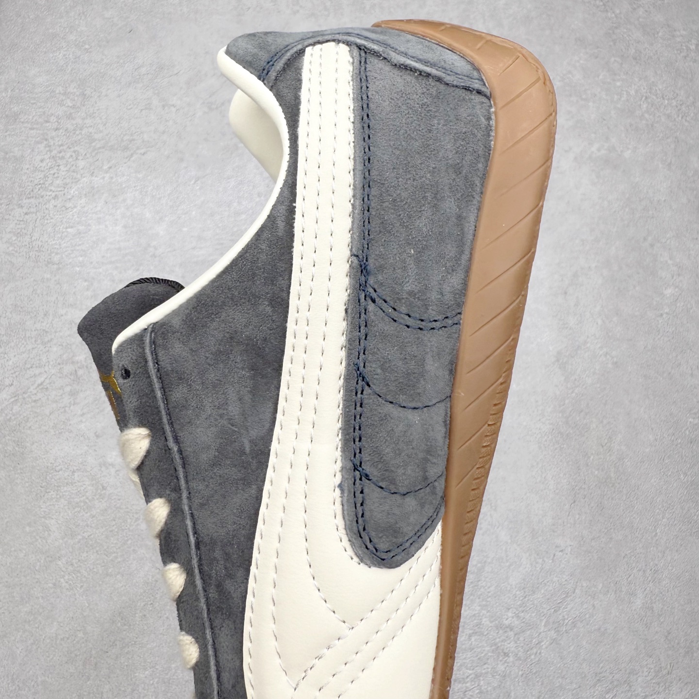 图片[7]-＃特价福利 PUMA Speedca OG 彪马极速赛车系列低帮德训风拼接复古百搭休闲运动赛车鞋 鞋款从80、90年代赛车手所穿的防火赛车鞋为原型，鞋身线条模仿了赛车的流线廓形，体现了空气动力学原理的结构。简约流畅的外观，恰好又和贯穿其中的Formstrip Logo融合恰到好处，视觉上细节丰富且协调。本次Speedcat OG鞋款归来，最大看点自然式保留了窄版鞋型以及薄底构造。这两年各品牌鞋底越做越厚，Speedcat反其道而行之，上脚几乎无鞋底的效果带来耳目一新的视觉体验。鞋面依旧是以质感细腻的麂皮材质打造，并且大面积近乎全包裹的使用，复古味道也愈发浓烈。配色上更是将最原始的黑色和红色带回，向F1赛车队的标志性队服致敬。相信让各位一眼种草的更多是出挑的大红色，上脚即可瞬间点亮整体造型，在以球鞋为核心的OOTD中脱颖而出。而另一款黑色则是低调的万金油，彰显新潮个性的同时又不喧宾夺主，也是热爱简约系穿搭朋友的首选。 尺码：35.5 36 37 37.5 38 38.5 39 40 40.5 41 42 42.5 43 44 44.5 45-选品中心