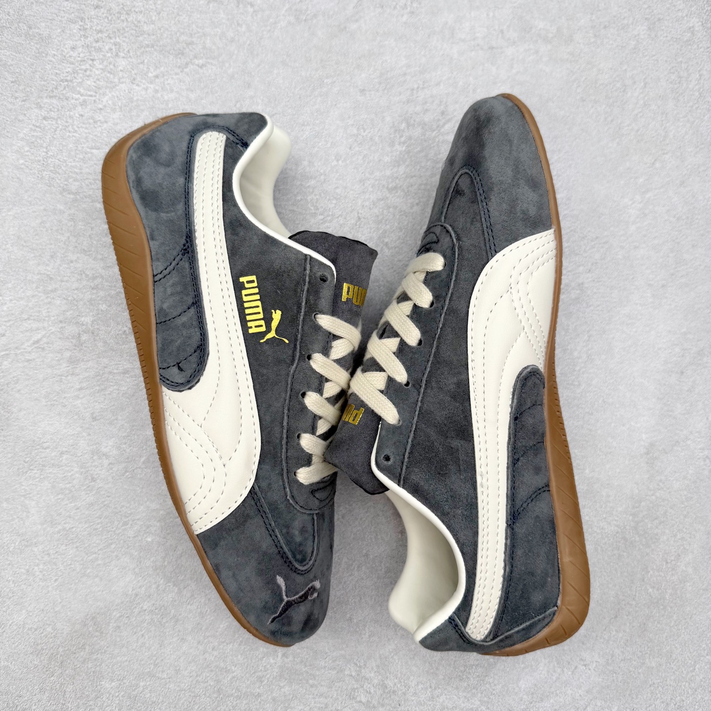 图片[3]-＃特价福利 PUMA Speedca OG 彪马极速赛车系列低帮德训风拼接复古百搭休闲运动赛车鞋 鞋款从80、90年代赛车手所穿的防火赛车鞋为原型，鞋身线条模仿了赛车的流线廓形，体现了空气动力学原理的结构。简约流畅的外观，恰好又和贯穿其中的Formstrip Logo融合恰到好处，视觉上细节丰富且协调。本次Speedcat OG鞋款归来，最大看点自然式保留了窄版鞋型以及薄底构造。这两年各品牌鞋底越做越厚，Speedcat反其道而行之，上脚几乎无鞋底的效果带来耳目一新的视觉体验。鞋面依旧是以质感细腻的麂皮材质打造，并且大面积近乎全包裹的使用，复古味道也愈发浓烈。配色上更是将最原始的黑色和红色带回，向F1赛车队的标志性队服致敬。相信让各位一眼种草的更多是出挑的大红色，上脚即可瞬间点亮整体造型，在以球鞋为核心的OOTD中脱颖而出。而另一款黑色则是低调的万金油，彰显新潮个性的同时又不喧宾夺主，也是热爱简约系穿搭朋友的首选。 尺码：35.5 36 37 37.5 38 38.5 39 40 40.5 41 42 42.5 43 44 44.5 45-选品中心