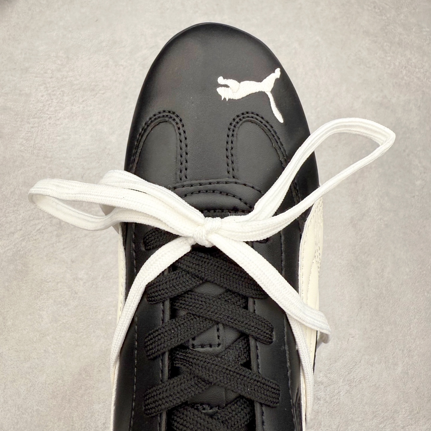 图片[4]-＃特价福利 PUMA Speedca OG 彪马极速赛车系列低帮德训风拼接复古百搭休闲运动赛车鞋 鞋款从80、90年代赛车手所穿的防火赛车鞋为原型，鞋身线条模仿了赛车的流线廓形，体现了空气动力学原理的结构。简约流畅的外观，恰好又和贯穿其中的Formstrip Logo融合恰到好处，视觉上细节丰富且协调。本次Speedcat OG鞋款归来，最大看点自然式保留了窄版鞋型以及薄底构造。这两年各品牌鞋底越做越厚，Speedcat反其道而行之，上脚几乎无鞋底的效果带来耳目一新的视觉体验。鞋面依旧是以质感细腻的麂皮材质打造，并且大面积近乎全包裹的使用，复古味道也愈发浓烈。配色上更是将最原始的黑色和红色带回，向F1赛车队的标志性队服致敬。相信让各位一眼种草的更多是出挑的大红色，上脚即可瞬间点亮整体造型，在以球鞋为核心的OOTD中脱颖而出。而另一款黑色则是低调的万金油，彰显新潮个性的同时又不喧宾夺主，也是热爱简约系穿搭朋友的首选。 尺码：35.5 36 37 37.5 38 38.5 39 40 40.5 41 42 42.5 43 44 44.5 45-选品中心