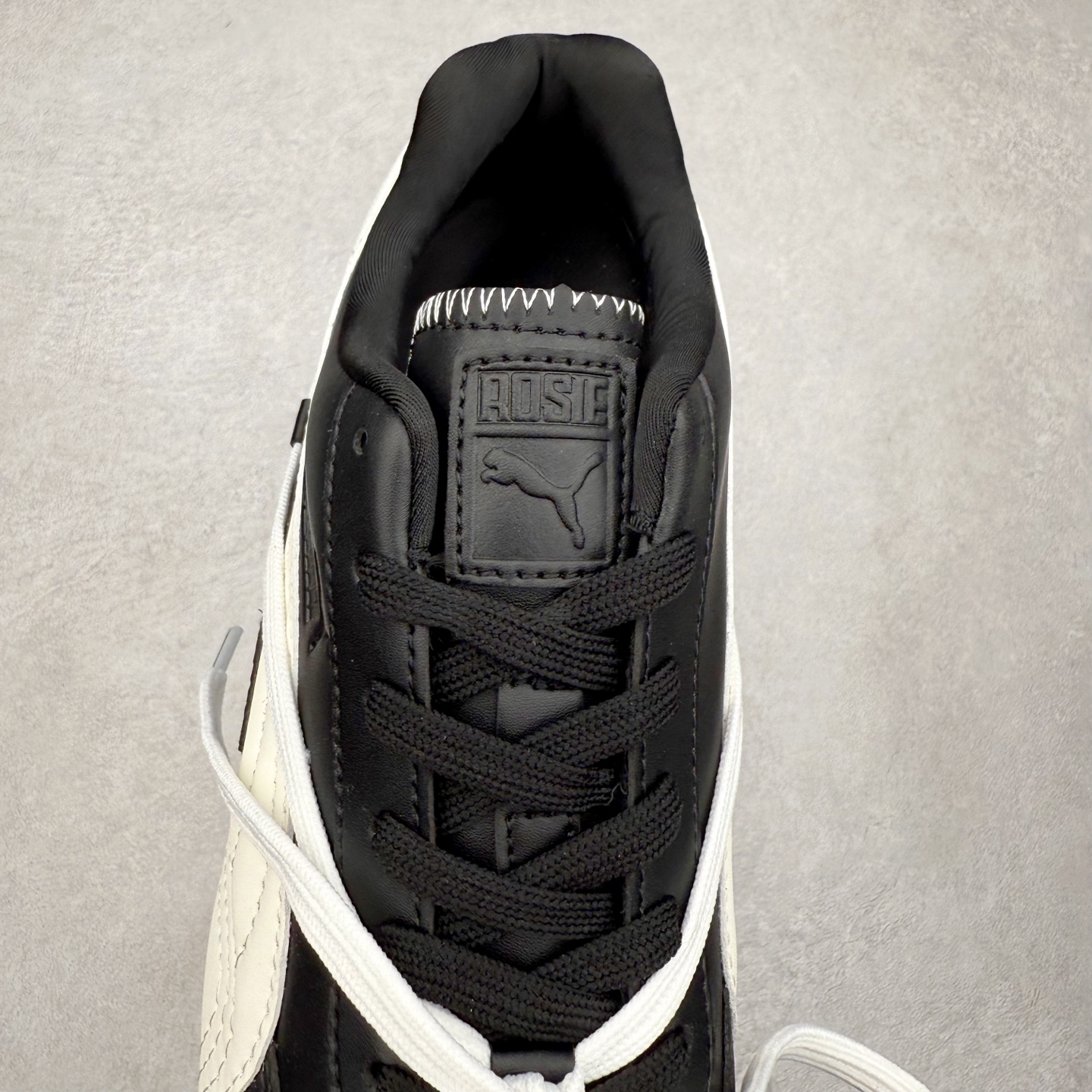 图片[5]-＃特价福利 PUMA Speedca OG 彪马极速赛车系列低帮德训风拼接复古百搭休闲运动赛车鞋 鞋款从80、90年代赛车手所穿的防火赛车鞋为原型，鞋身线条模仿了赛车的流线廓形，体现了空气动力学原理的结构。简约流畅的外观，恰好又和贯穿其中的Formstrip Logo融合恰到好处，视觉上细节丰富且协调。本次Speedcat OG鞋款归来，最大看点自然式保留了窄版鞋型以及薄底构造。这两年各品牌鞋底越做越厚，Speedcat反其道而行之，上脚几乎无鞋底的效果带来耳目一新的视觉体验。鞋面依旧是以质感细腻的麂皮材质打造，并且大面积近乎全包裹的使用，复古味道也愈发浓烈。配色上更是将最原始的黑色和红色带回，向F1赛车队的标志性队服致敬。相信让各位一眼种草的更多是出挑的大红色，上脚即可瞬间点亮整体造型，在以球鞋为核心的OOTD中脱颖而出。而另一款黑色则是低调的万金油，彰显新潮个性的同时又不喧宾夺主，也是热爱简约系穿搭朋友的首选。 尺码：35.5 36 37 37.5 38 38.5 39 40 40.5 41 42 42.5 43 44 44.5 45-选品中心