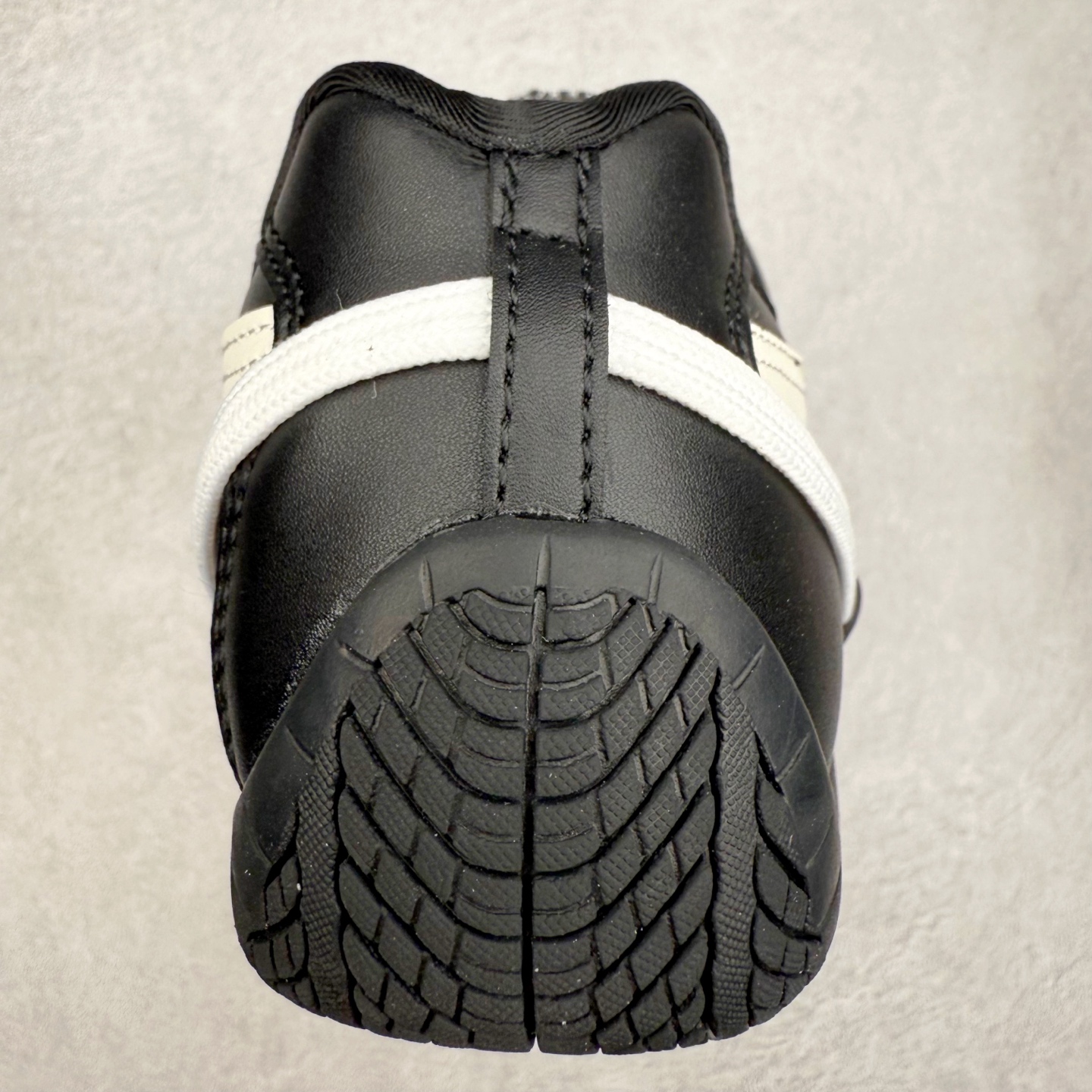 图片[8]-＃特价福利 PUMA Speedca OG 彪马极速赛车系列低帮德训风拼接复古百搭休闲运动赛车鞋 鞋款从80、90年代赛车手所穿的防火赛车鞋为原型，鞋身线条模仿了赛车的流线廓形，体现了空气动力学原理的结构。简约流畅的外观，恰好又和贯穿其中的Formstrip Logo融合恰到好处，视觉上细节丰富且协调。本次Speedcat OG鞋款归来，最大看点自然式保留了窄版鞋型以及薄底构造。这两年各品牌鞋底越做越厚，Speedcat反其道而行之，上脚几乎无鞋底的效果带来耳目一新的视觉体验。鞋面依旧是以质感细腻的麂皮材质打造，并且大面积近乎全包裹的使用，复古味道也愈发浓烈。配色上更是将最原始的黑色和红色带回，向F1赛车队的标志性队服致敬。相信让各位一眼种草的更多是出挑的大红色，上脚即可瞬间点亮整体造型，在以球鞋为核心的OOTD中脱颖而出。而另一款黑色则是低调的万金油，彰显新潮个性的同时又不喧宾夺主，也是热爱简约系穿搭朋友的首选。 尺码：35.5 36 37 37.5 38 38.5 39 40 40.5 41 42 42.5 43 44 44.5 45-选品中心