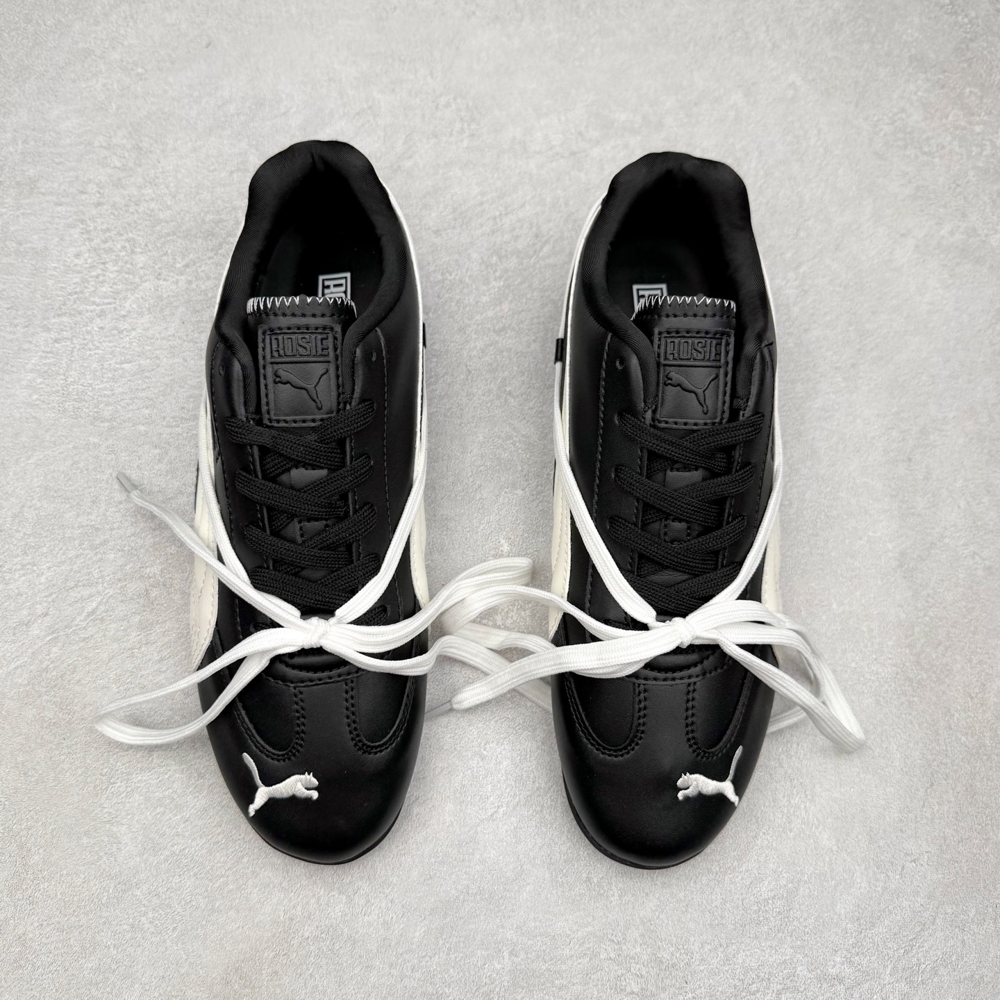 图片[2]-＃特价福利 PUMA Speedca OG 彪马极速赛车系列低帮德训风拼接复古百搭休闲运动赛车鞋 鞋款从80、90年代赛车手所穿的防火赛车鞋为原型，鞋身线条模仿了赛车的流线廓形，体现了空气动力学原理的结构。简约流畅的外观，恰好又和贯穿其中的Formstrip Logo融合恰到好处，视觉上细节丰富且协调。本次Speedcat OG鞋款归来，最大看点自然式保留了窄版鞋型以及薄底构造。这两年各品牌鞋底越做越厚，Speedcat反其道而行之，上脚几乎无鞋底的效果带来耳目一新的视觉体验。鞋面依旧是以质感细腻的麂皮材质打造，并且大面积近乎全包裹的使用，复古味道也愈发浓烈。配色上更是将最原始的黑色和红色带回，向F1赛车队的标志性队服致敬。相信让各位一眼种草的更多是出挑的大红色，上脚即可瞬间点亮整体造型，在以球鞋为核心的OOTD中脱颖而出。而另一款黑色则是低调的万金油，彰显新潮个性的同时又不喧宾夺主，也是热爱简约系穿搭朋友的首选。 尺码：35.5 36 37 37.5 38 38.5 39 40 40.5 41 42 42.5 43 44 44.5 45-选品中心