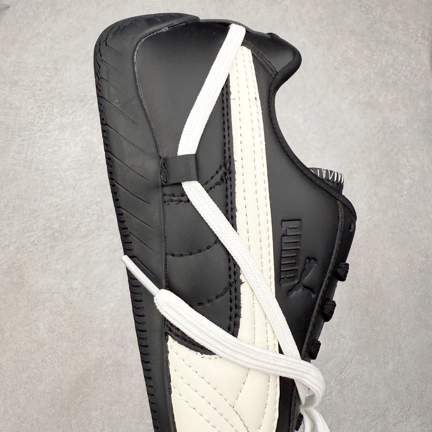 图片[6]-＃特价福利 PUMA Speedca OG 彪马极速赛车系列低帮德训风拼接复古百搭休闲运动赛车鞋 鞋款从80、90年代赛车手所穿的防火赛车鞋为原型，鞋身线条模仿了赛车的流线廓形，体现了空气动力学原理的结构。简约流畅的外观，恰好又和贯穿其中的Formstrip Logo融合恰到好处，视觉上细节丰富且协调。本次Speedcat OG鞋款归来，最大看点自然式保留了窄版鞋型以及薄底构造。这两年各品牌鞋底越做越厚，Speedcat反其道而行之，上脚几乎无鞋底的效果带来耳目一新的视觉体验。鞋面依旧是以质感细腻的麂皮材质打造，并且大面积近乎全包裹的使用，复古味道也愈发浓烈。配色上更是将最原始的黑色和红色带回，向F1赛车队的标志性队服致敬。相信让各位一眼种草的更多是出挑的大红色，上脚即可瞬间点亮整体造型，在以球鞋为核心的OOTD中脱颖而出。而另一款黑色则是低调的万金油，彰显新潮个性的同时又不喧宾夺主，也是热爱简约系穿搭朋友的首选。 尺码：35.5 36 37 37.5 38 38.5 39 40 40.5 41 42 42.5 43 44 44.5 45-选品中心